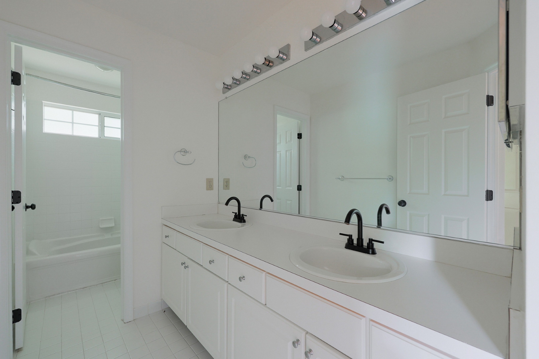  ?Carlisle? Classic Colonial Offers Timeless Charm with Modern Updates - 物件實景