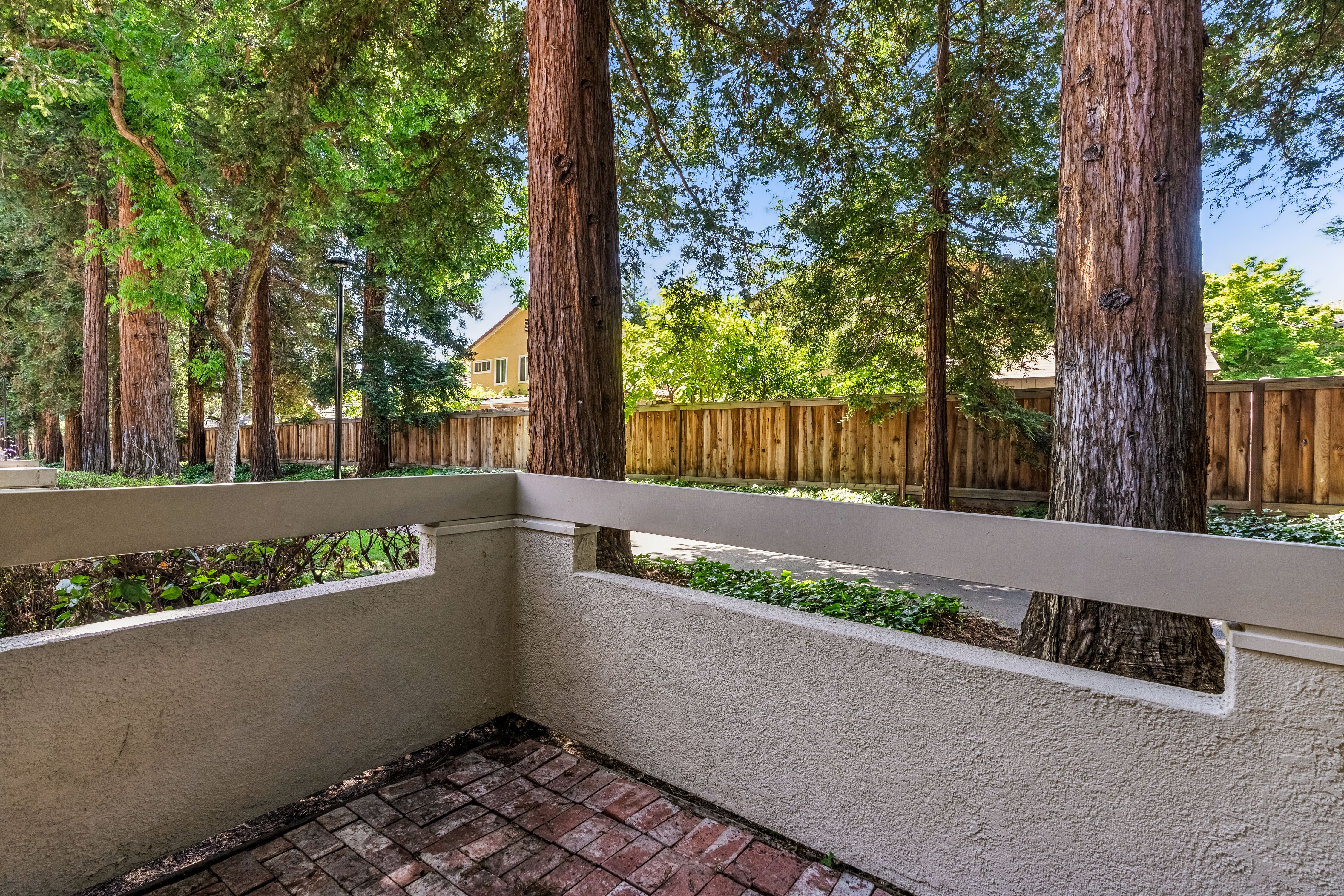  Private, Updated Townhome Surrounded by Majestic Trees - 物件實景