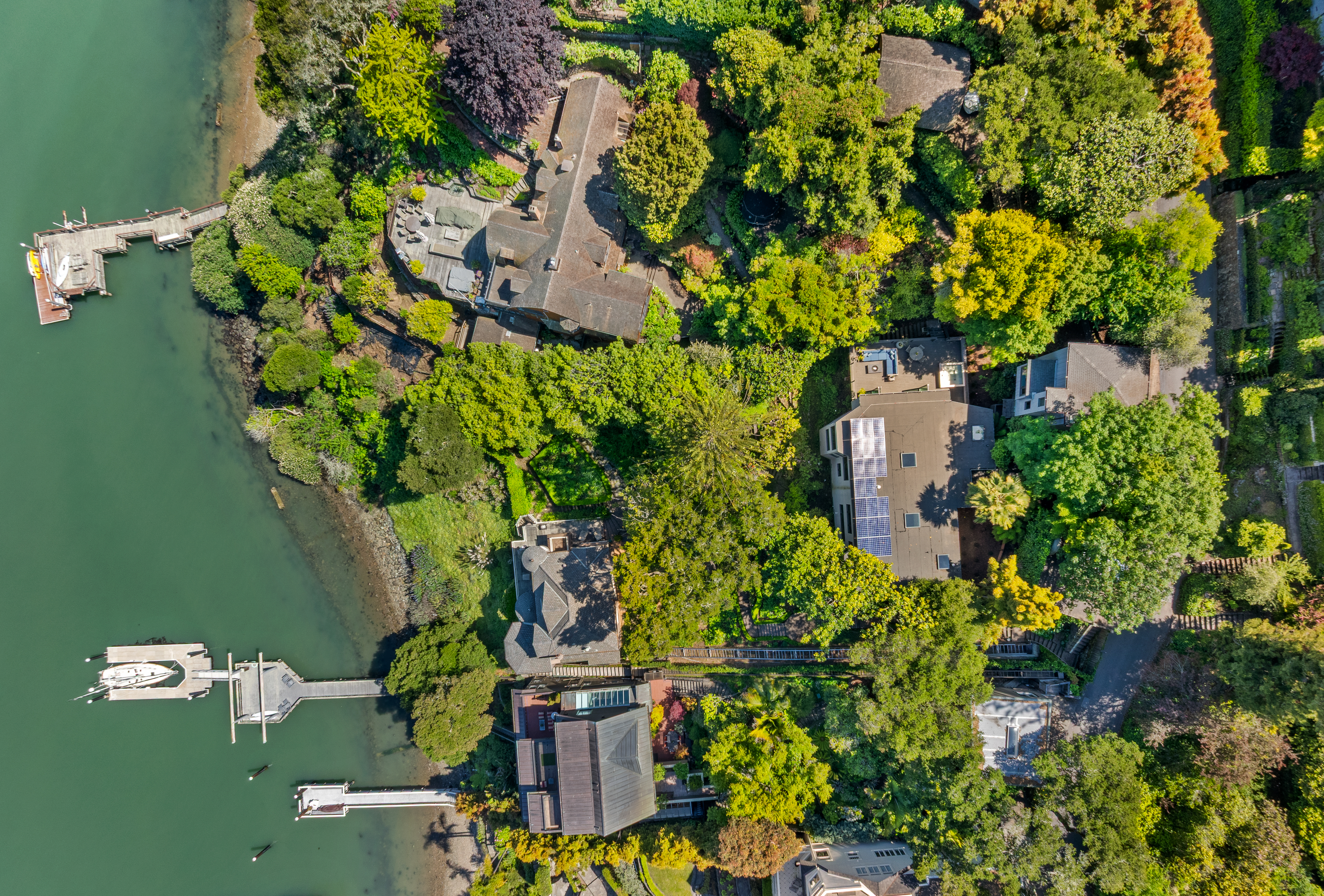 Coastal Living on Coveted Beach Road - 物件實景