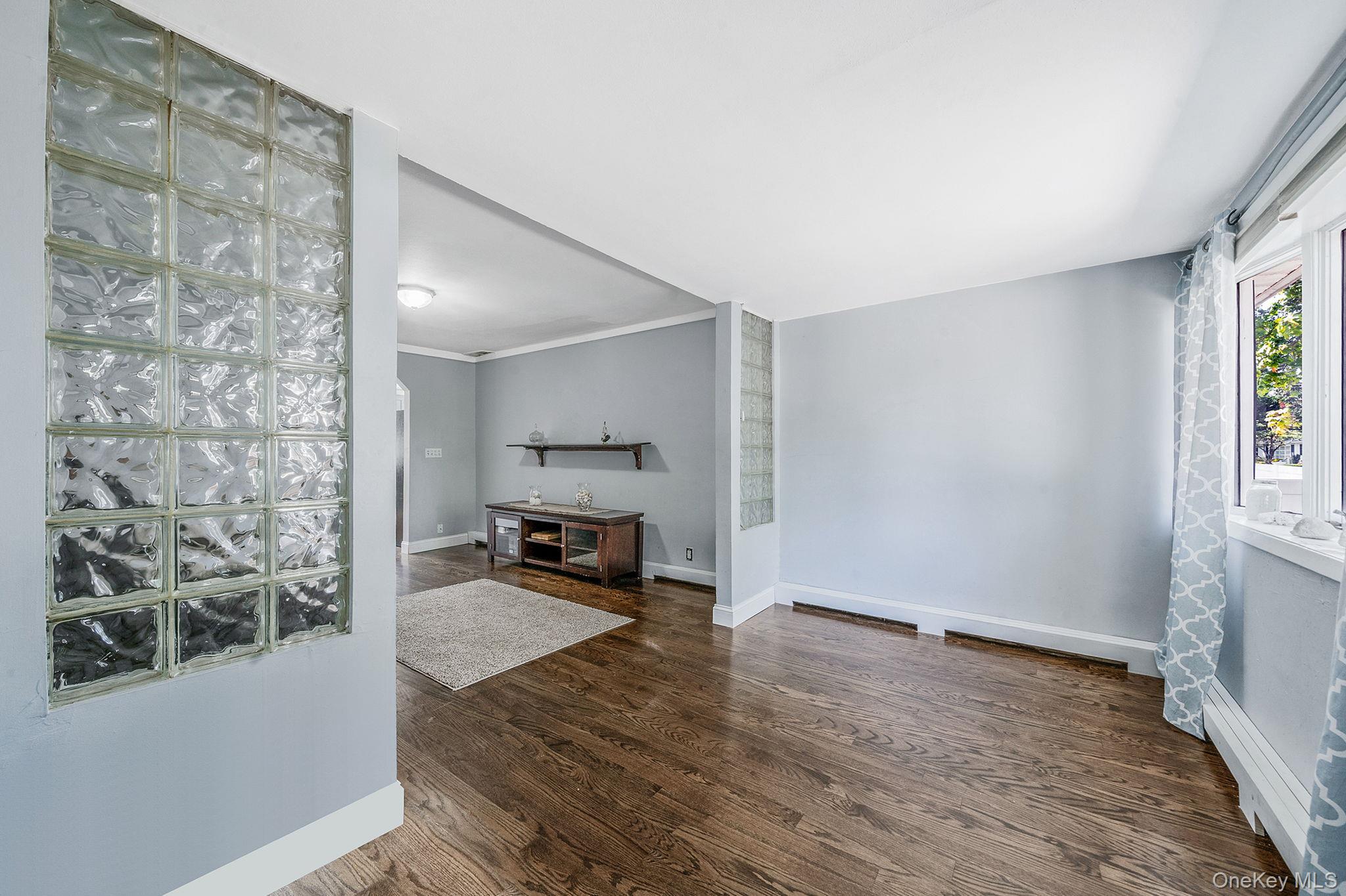West Islip, New York, 11795, United States, 4 Bedrooms Bedrooms, ,4 BathroomsBathrooms,Residential,For Sale,1925742