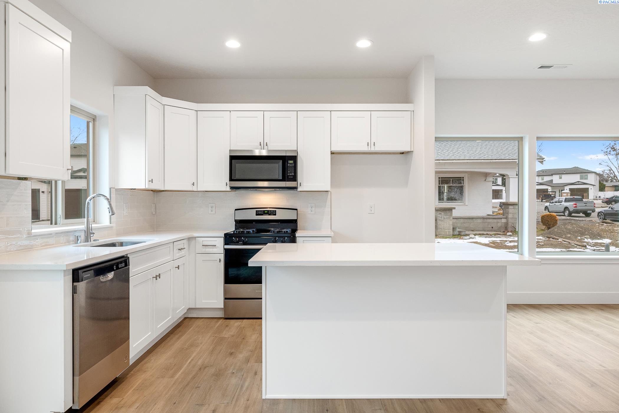 Kennewick, Washington, 99337, United States, 6 Bedrooms Bedrooms, ,Residential,For Sale,1787264