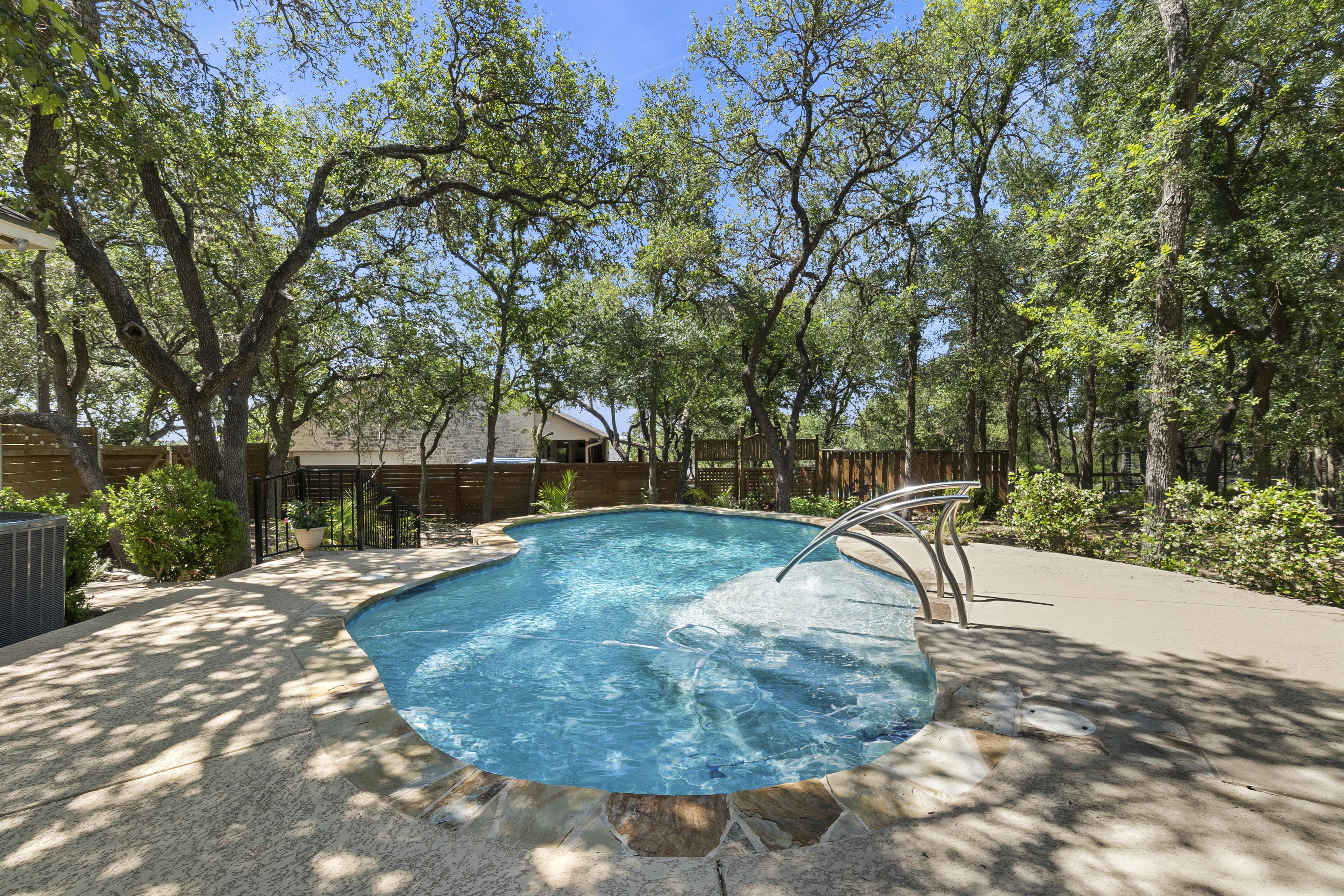  Stunning Custom Home with Expansive Outdoor Entertaining - 物件實景