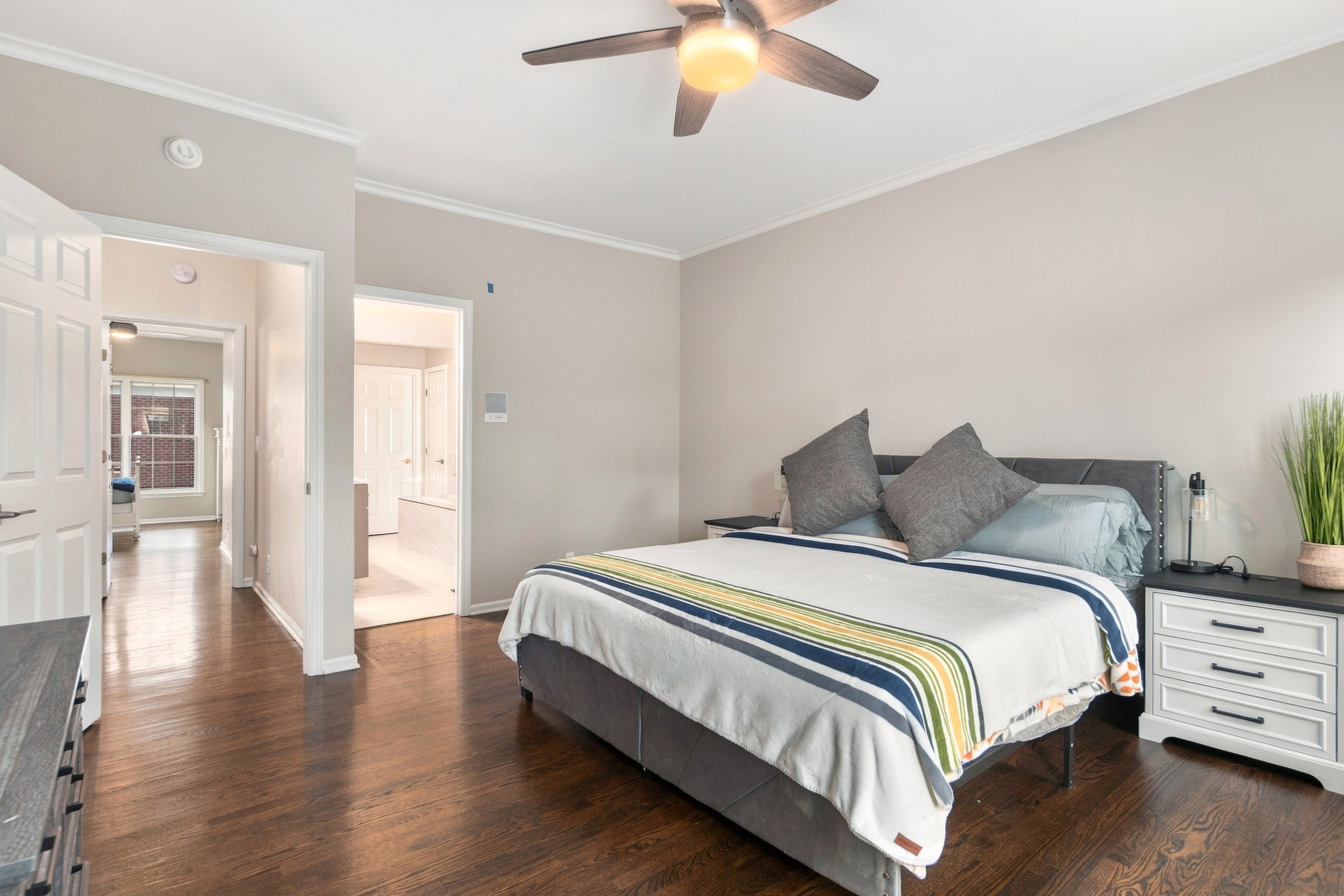  Highly Desirable Naperville Station End Unit - 物件實景