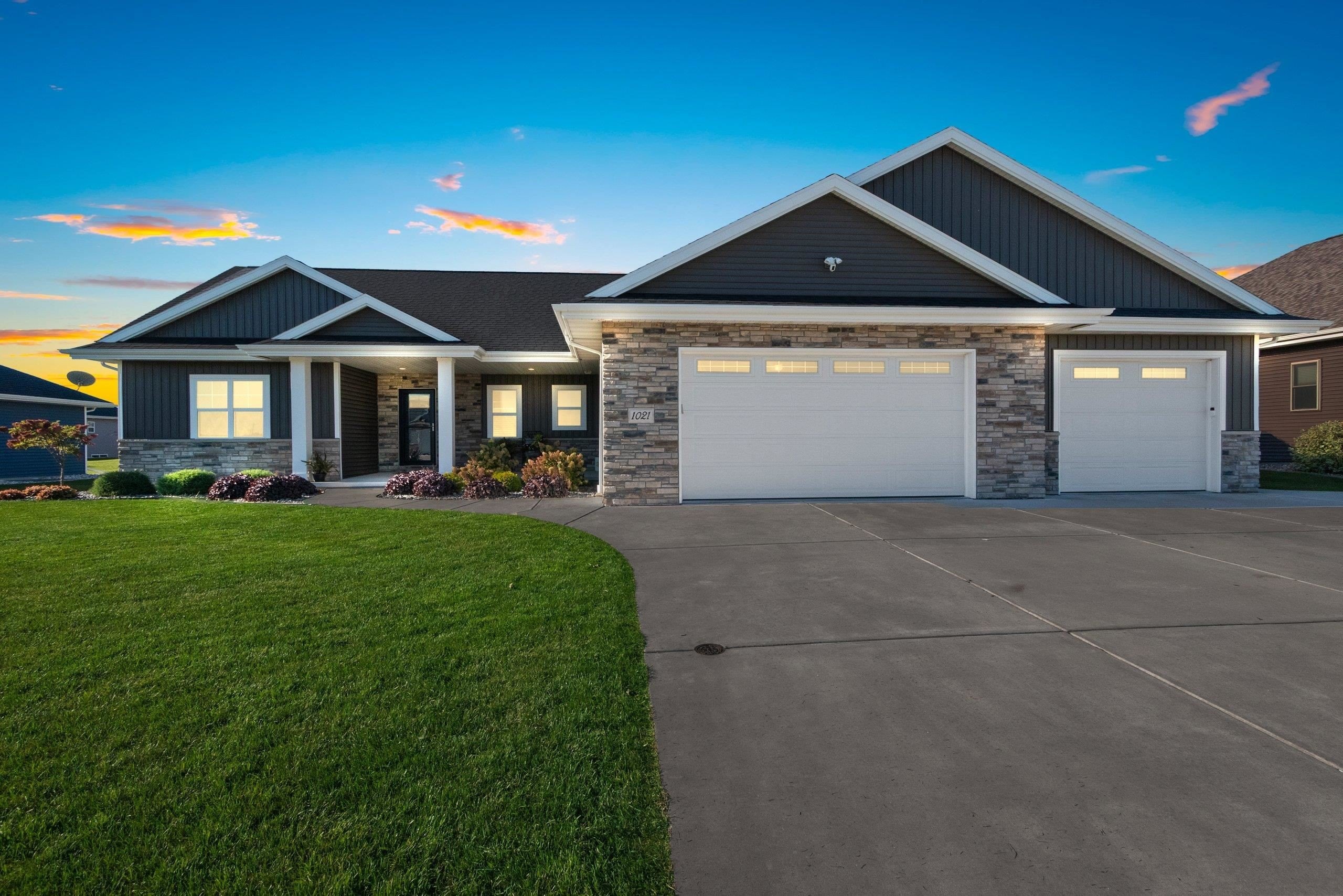 DE PERE, Wisconsin, 54115, United States, 4 Bedrooms Bedrooms, ,4 BathroomsBathrooms,Residential,For Sale,1982498