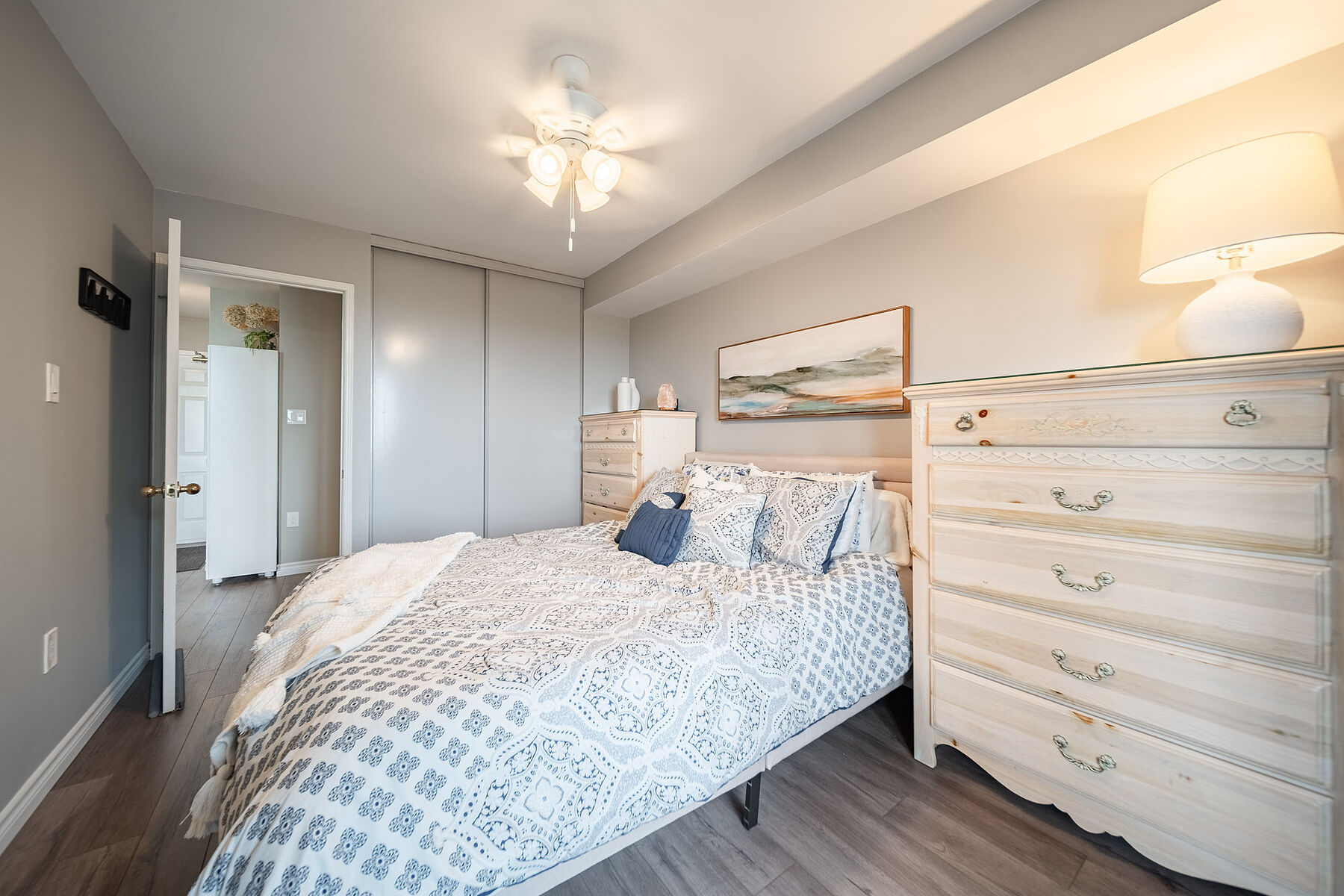  Downtown Burlington Condo - 物件實景