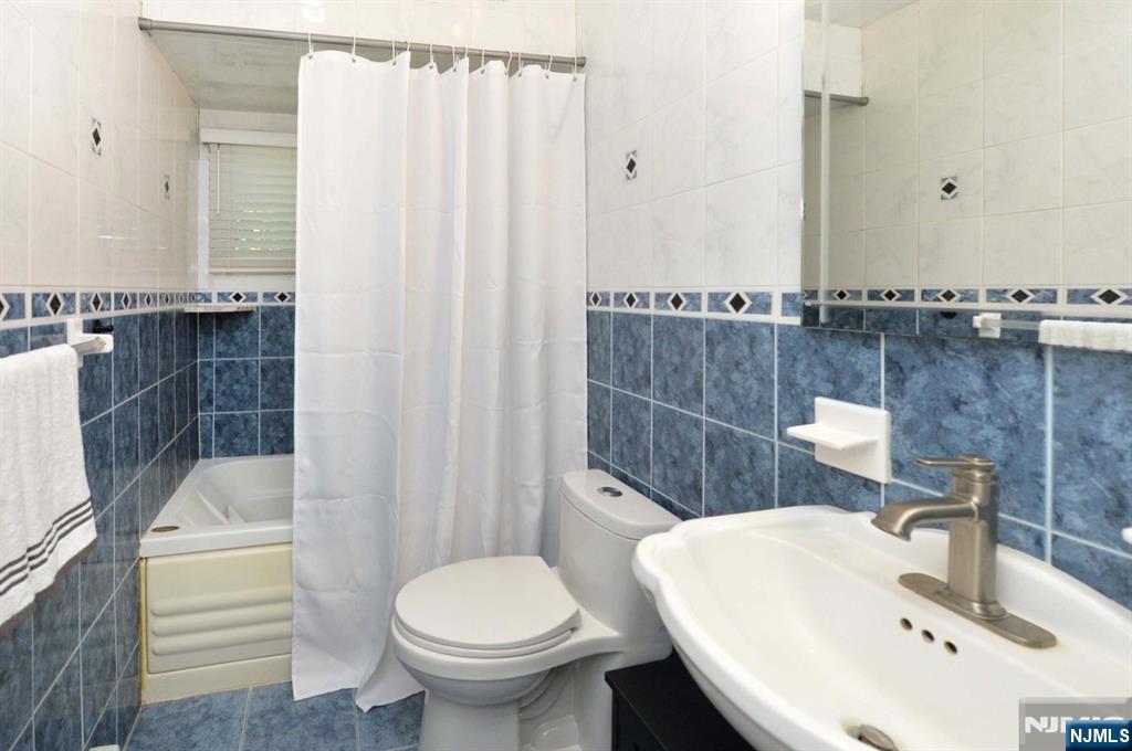 Oakland, New Jersey, 07436, United States, 3 Bedrooms Bedrooms, ,3 BathroomsBathrooms,Residential,For Sale,1934368