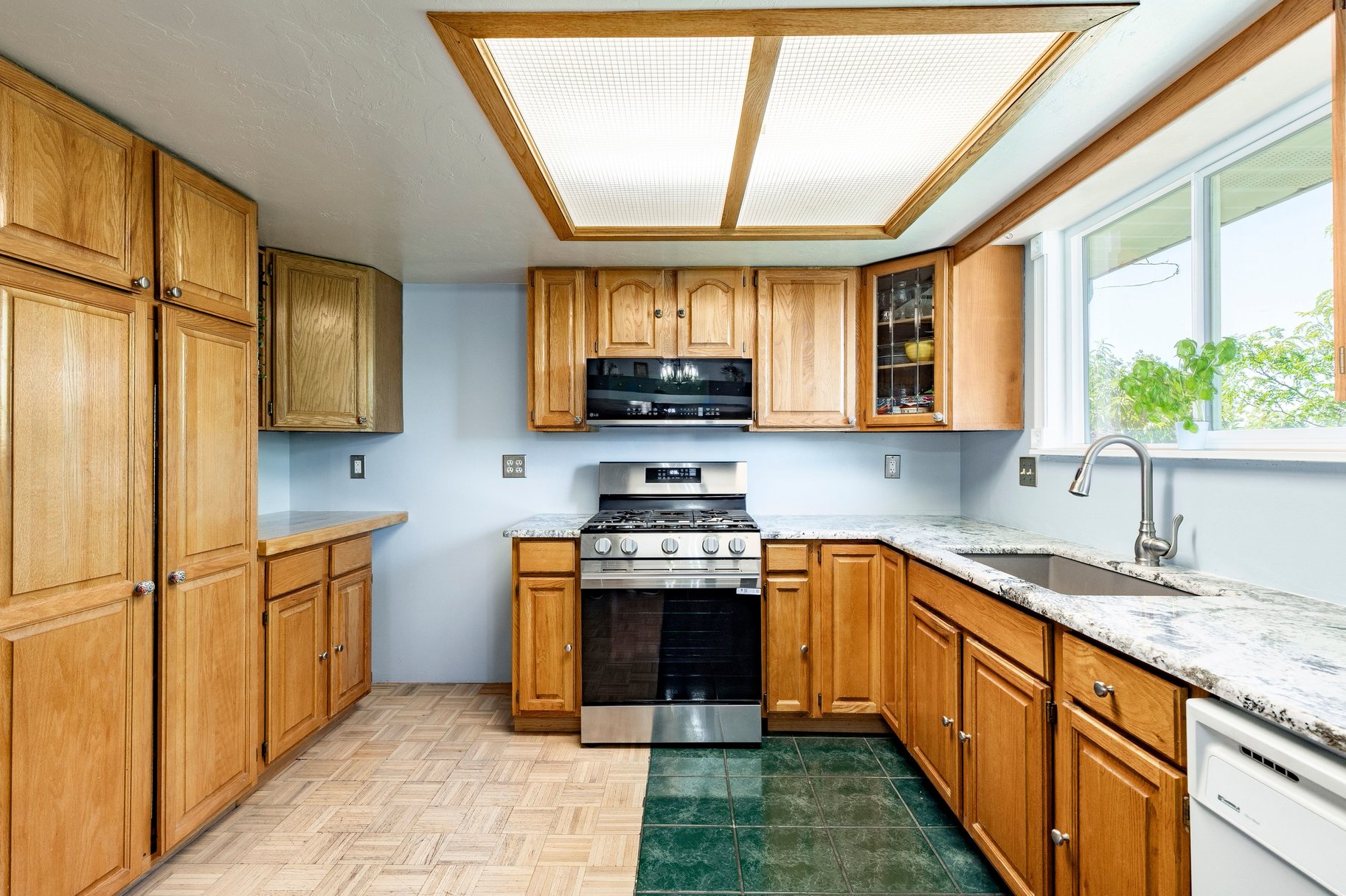  Large Multi-Level Sandy Home with Rentable Full Basement - 物件實景