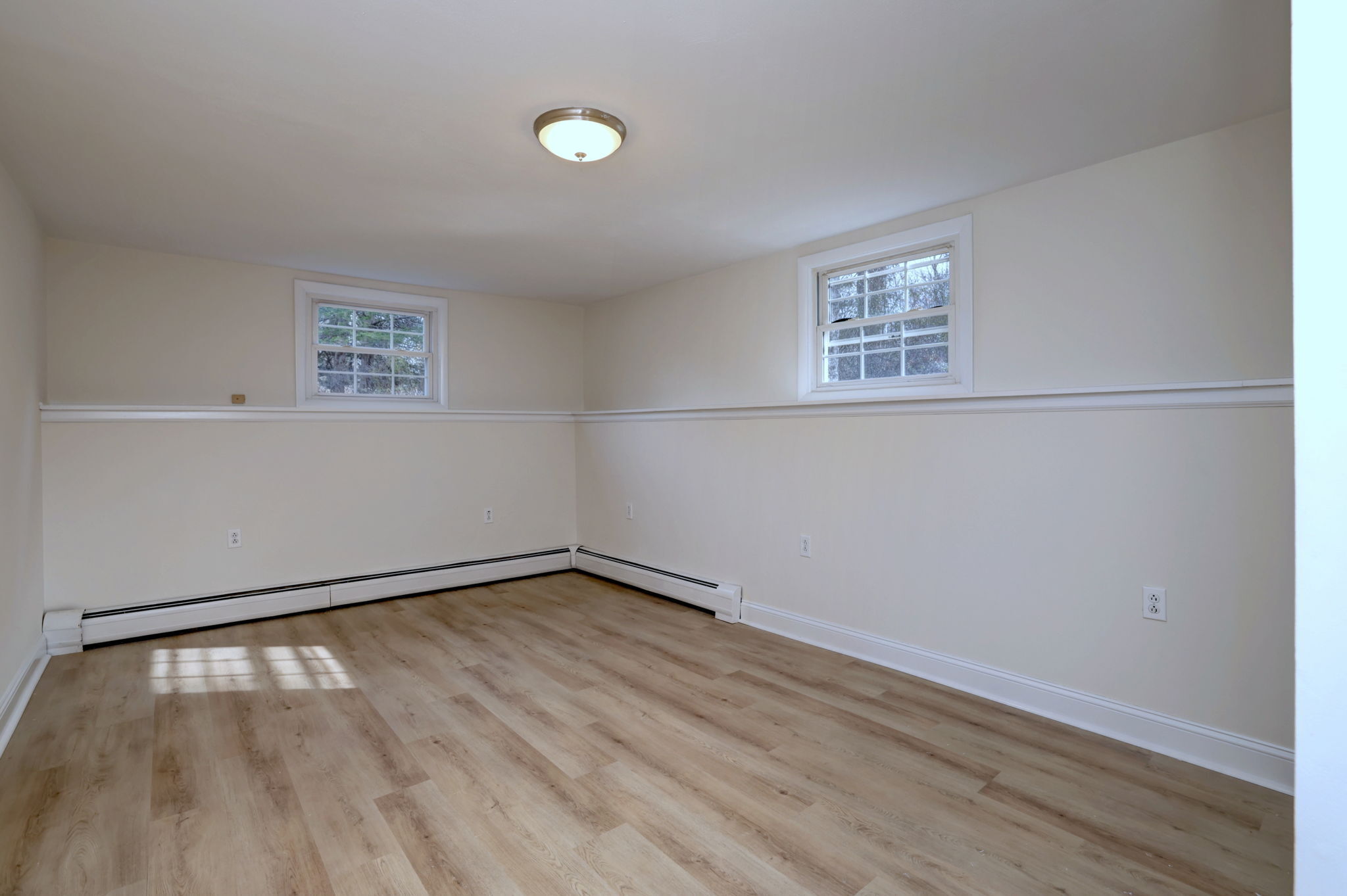 Newtown, Connecticut, 06482, United States, 4 Bedrooms Bedrooms, ,2 BathroomsBathrooms,Residential,For Sale,1990994