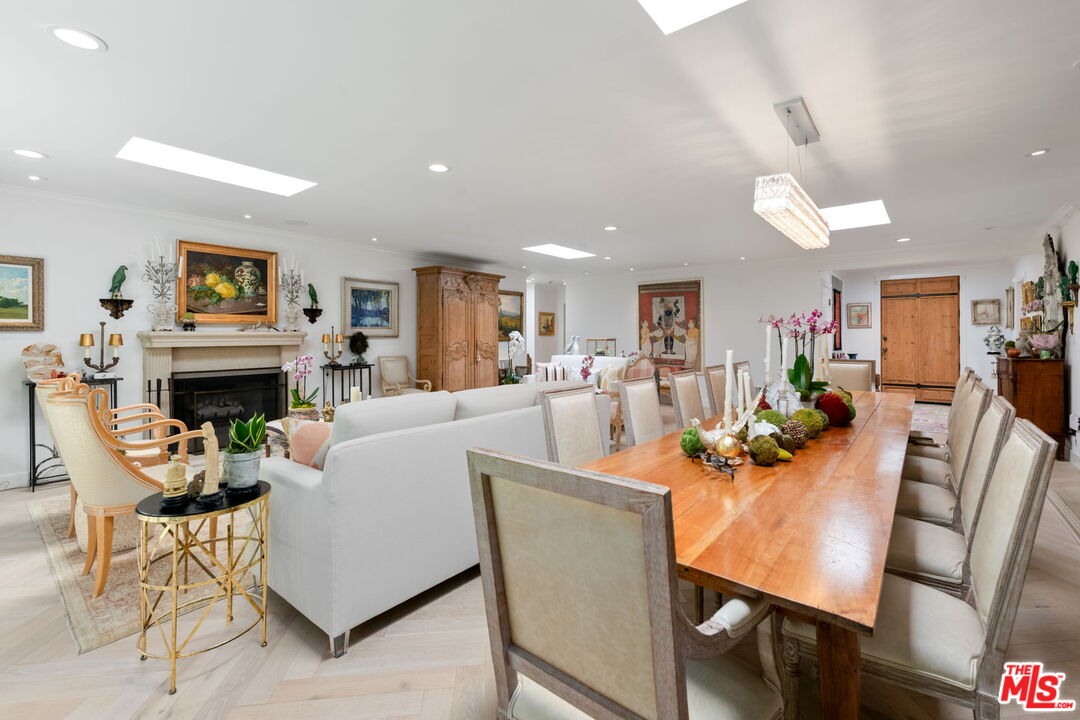 Los Angeles, California, 90049, United States, 4 Bedrooms Bedrooms, ,1 BathroomBathrooms,Residential,For Sale,1991602