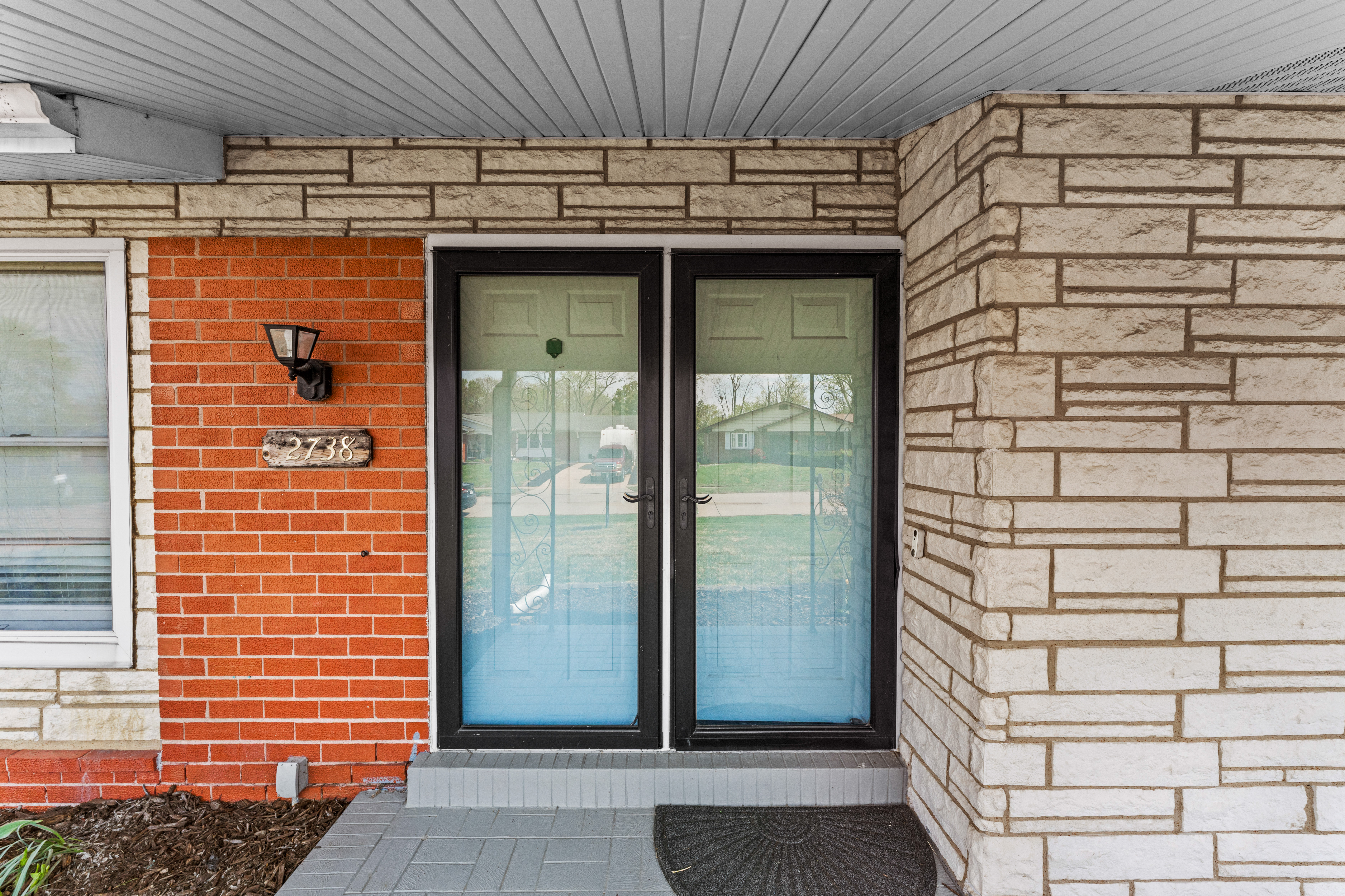  Exceptional low-maintenance brick and stone home makes - 物件實景