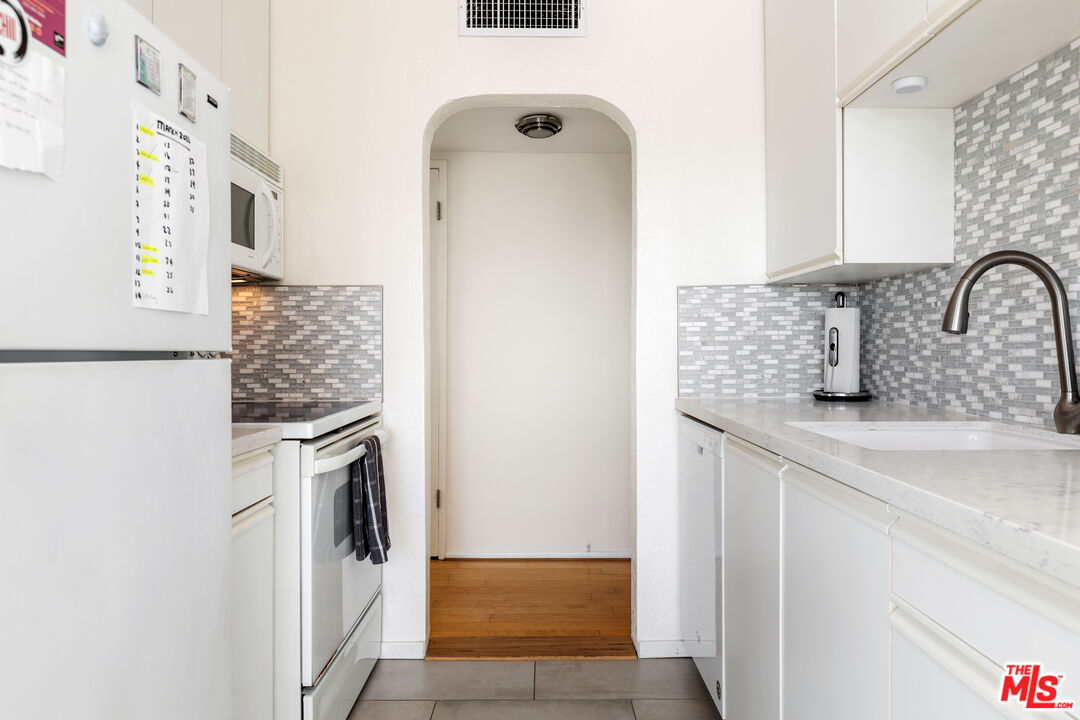 West Hollywood, California, 90069, United States, 1 Bedroom Bedrooms, ,1 BathroomBathrooms,Residential,For Sale,1987979