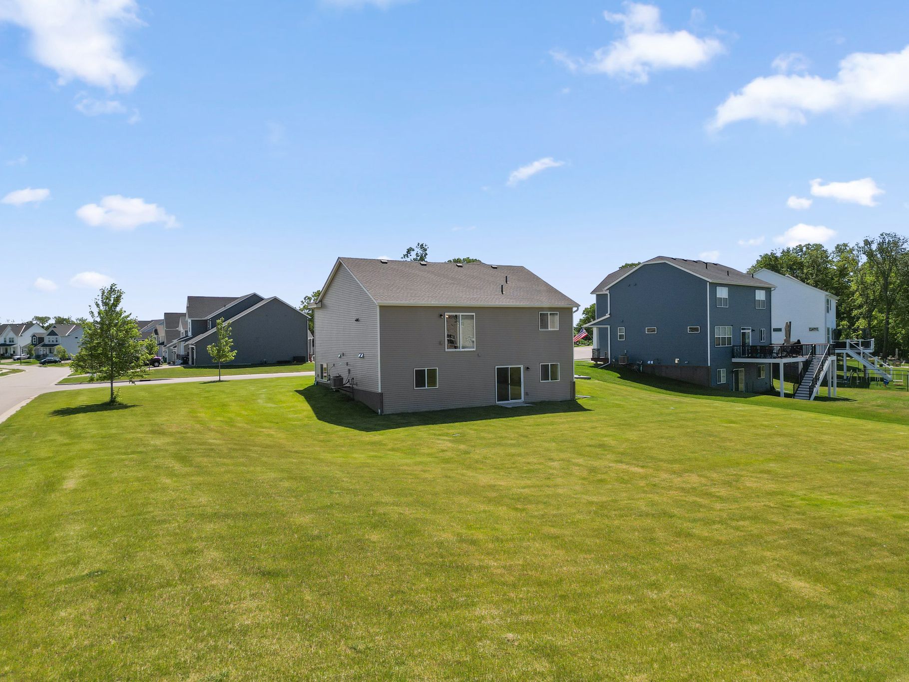  Spacious Walkout Living on a Prime Corner Lot - 物件實景