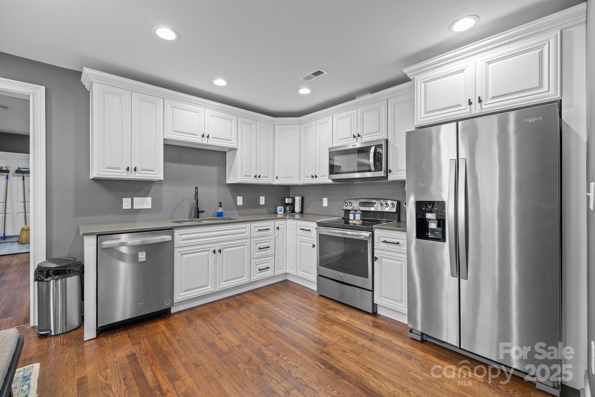 Charlotte, North Carolina, 28205, United States, 2 Bedrooms Bedrooms, ,2 BathroomsBathrooms,Residential,For Sale,1987651