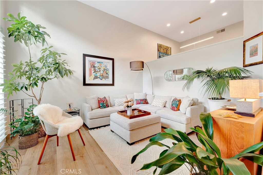 Huntington Beach, California, 92648, United States, 2 Bedrooms Bedrooms, ,3 BathroomsBathrooms,Residential,For Sale,1992033