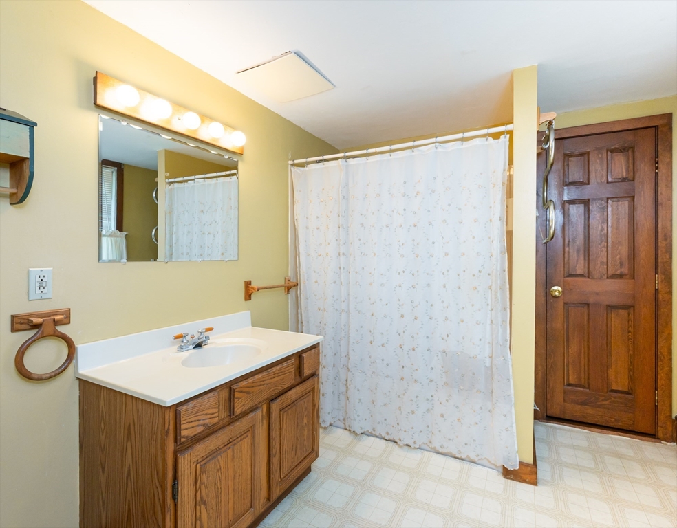 Billerica, Massachusetts, 01821, United States, 3 Bedrooms Bedrooms, ,2 BathroomsBathrooms,Residential,For Sale,1991745