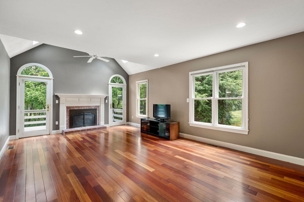 Westborough, Massachusetts, 01581, United States, 4 Bedrooms Bedrooms, ,4 BathroomsBathrooms,Residential,For Sale,1986469