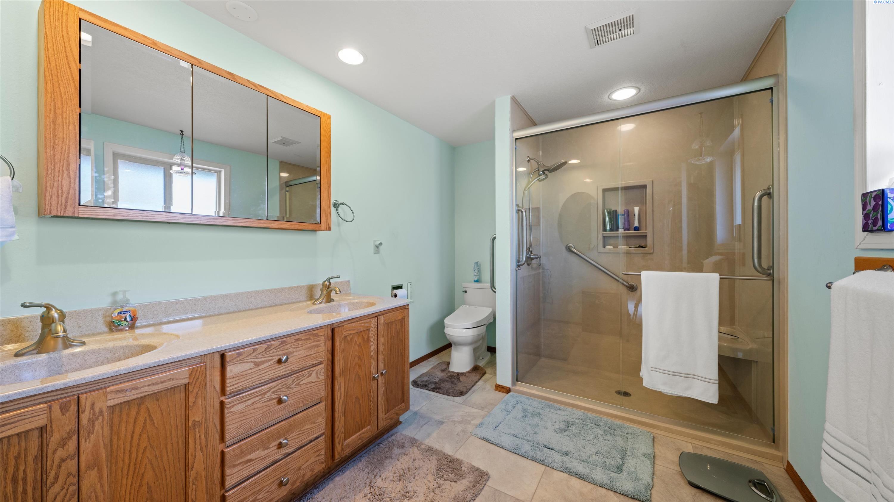 Richland, Washington, 99352, United States, 5 Bedrooms Bedrooms, ,1 BathroomBathrooms,Residential,For Sale,1991452