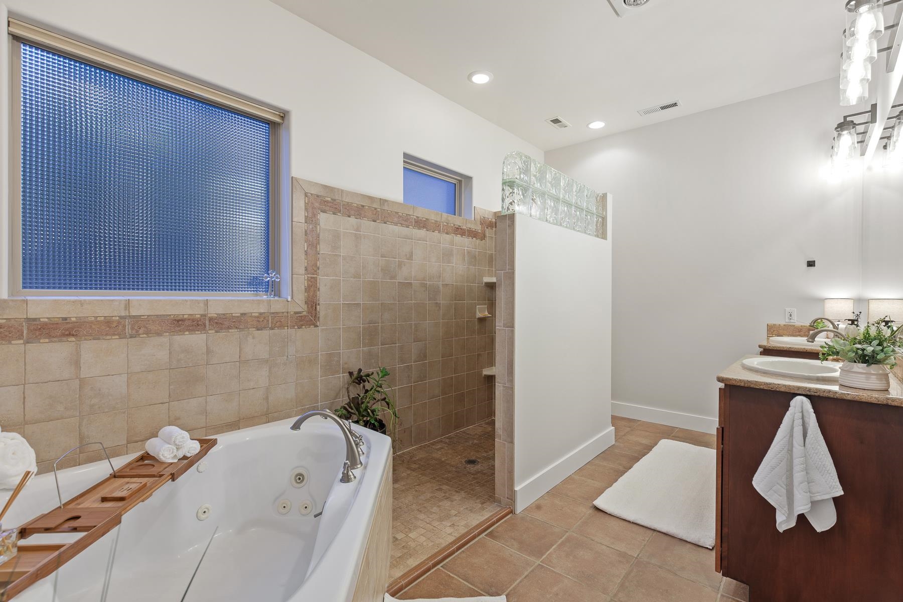 Newman Lake, Washington, 99025, United States, 3 Bedrooms Bedrooms, ,4 BathroomsBathrooms,Residential,For Sale,2028659