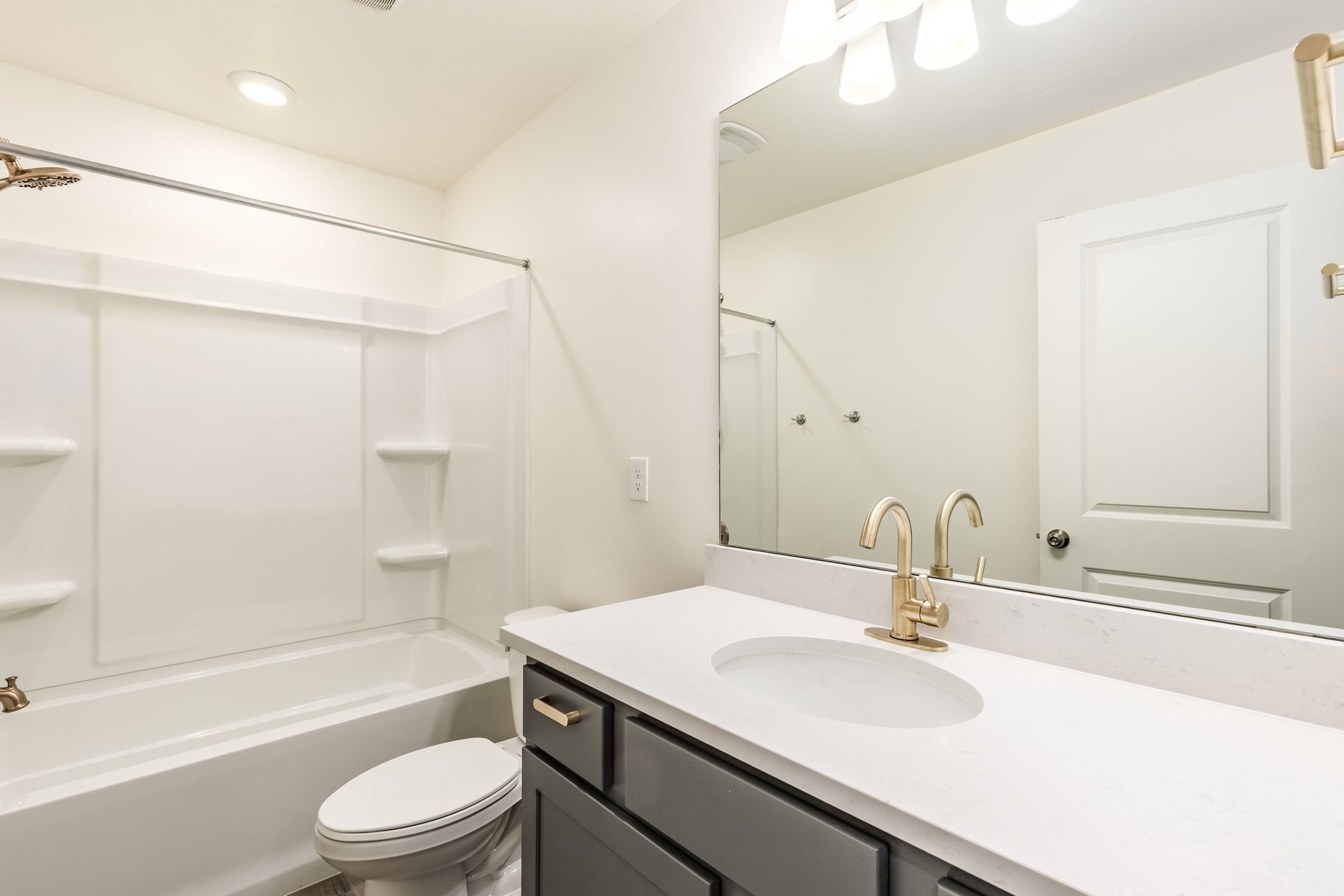  Fresh, Bright & Beautiful 2-Story Home - 物件實景