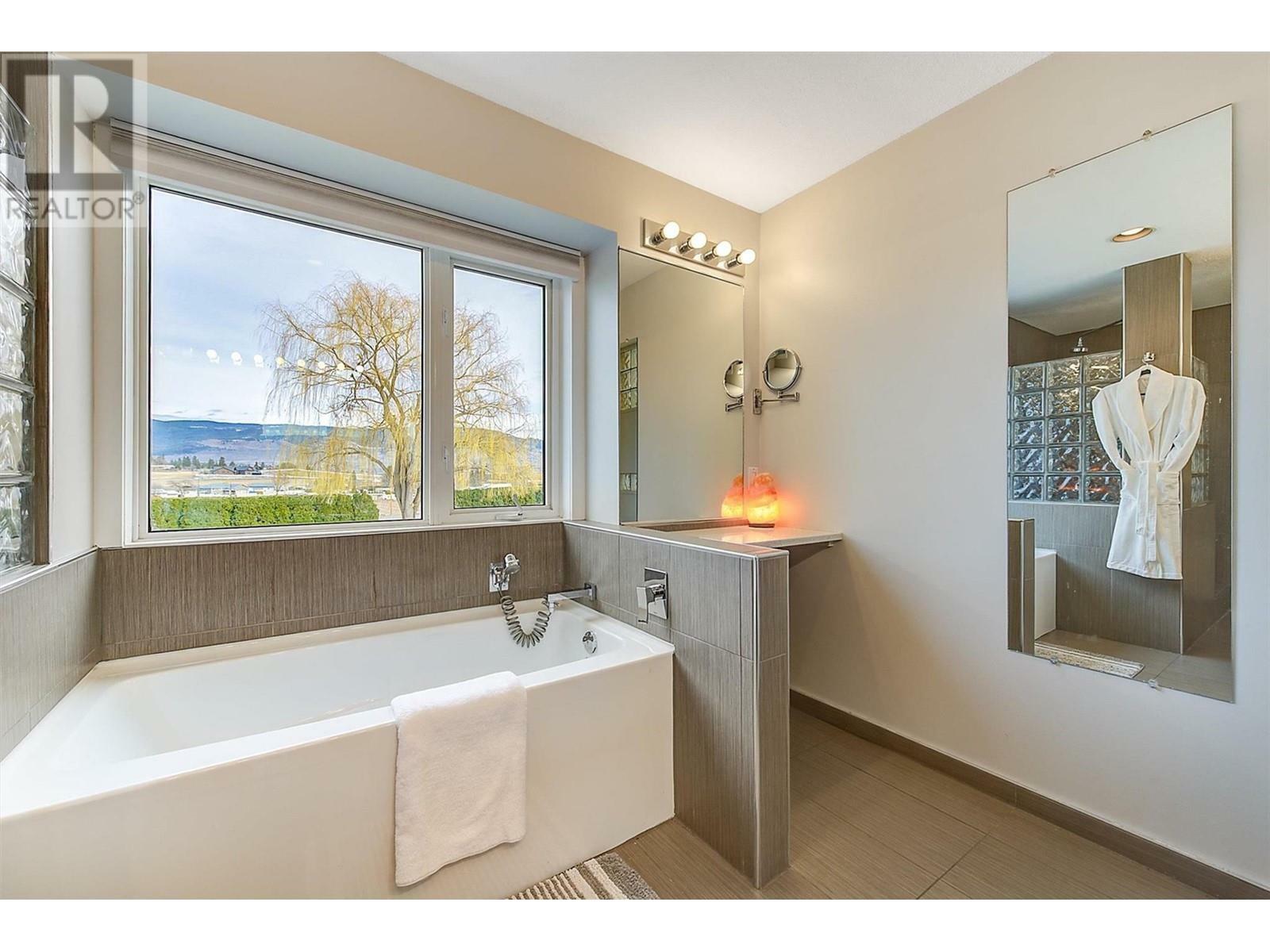 KELOWNA, British Columbia, V1V 2G6, CA, 5 Bedrooms Bedrooms, ,4 BathroomsBathrooms,Residential,For Sale,1838438