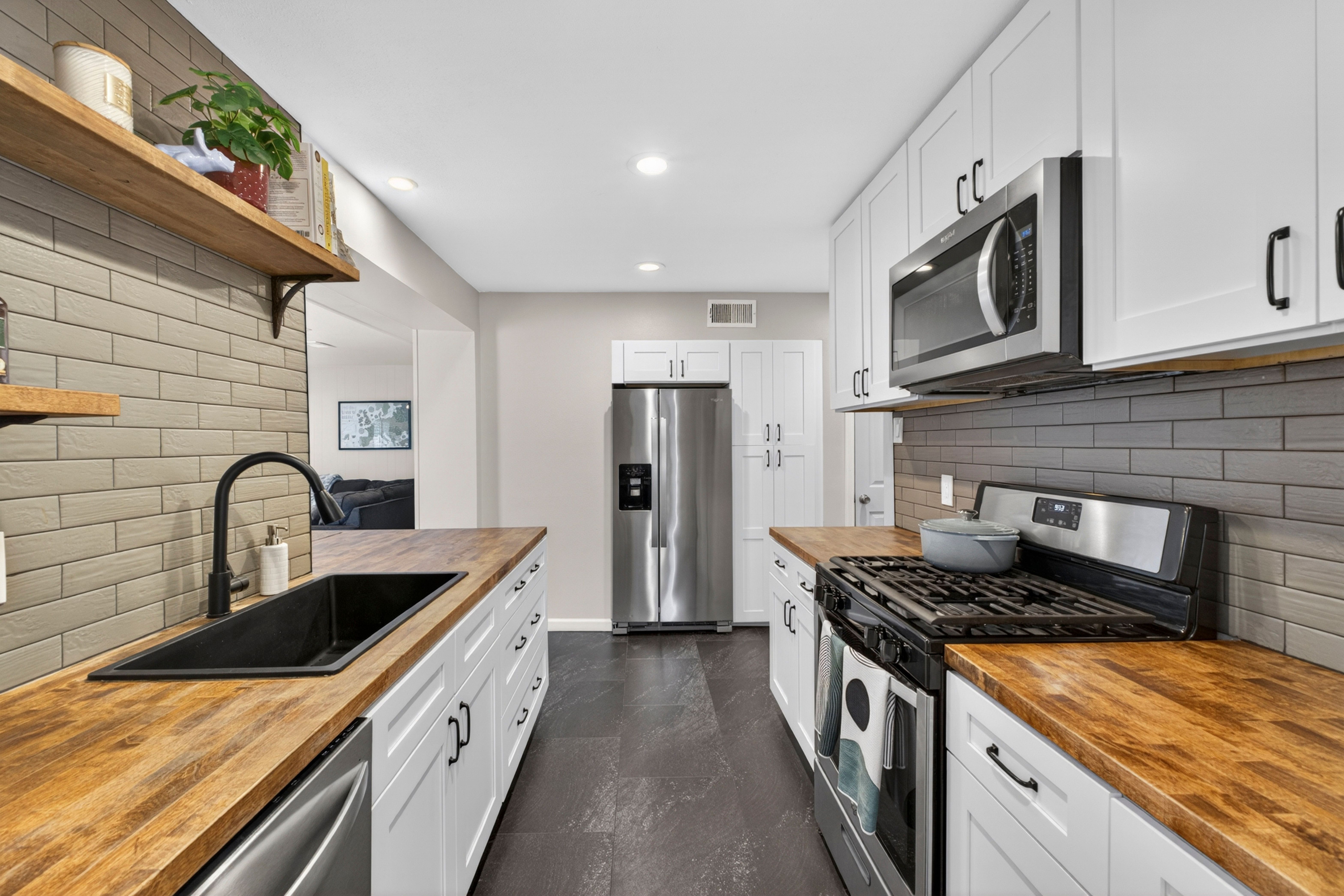  Charming Bright Ranch on a Tranquil Cul-de-Sac with Spacious Living Spaces - 物件實景
