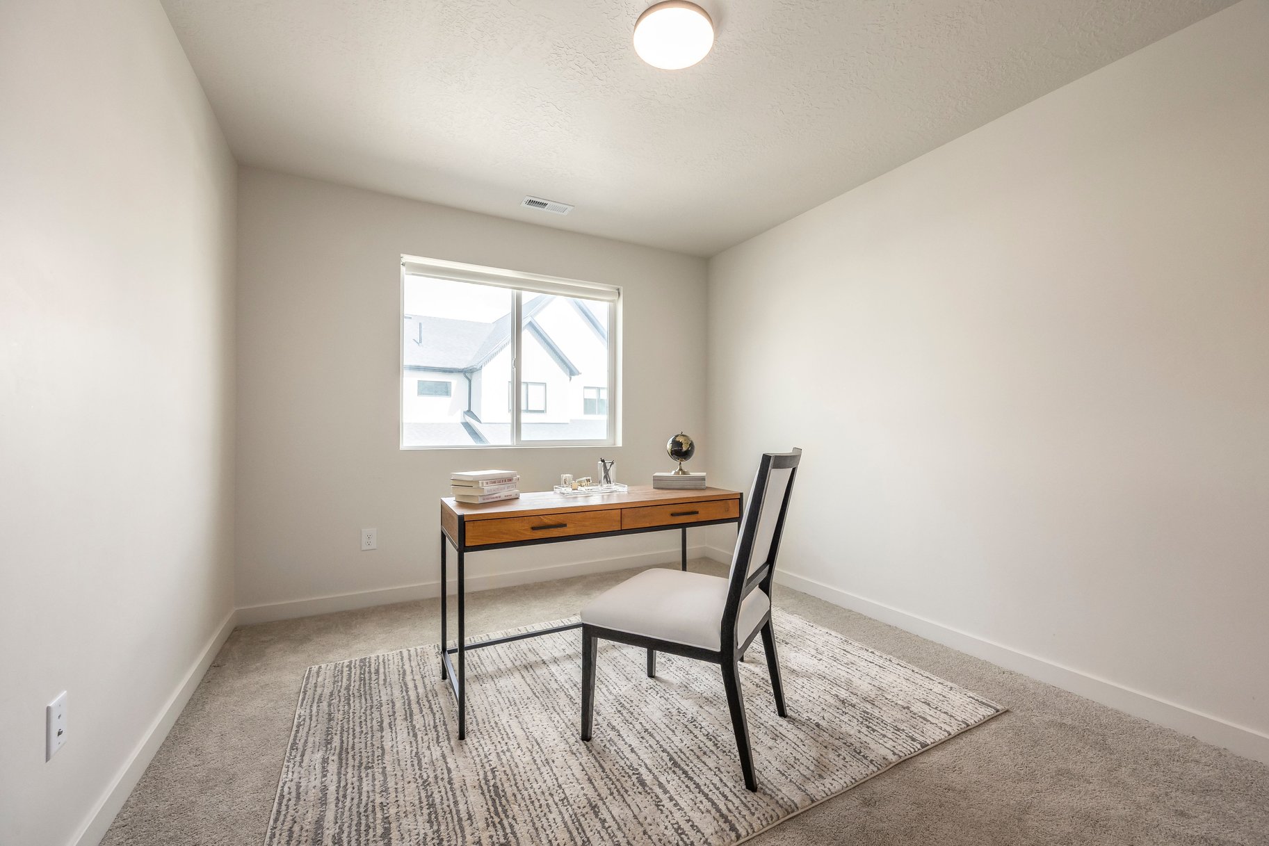  Rare Row-End Townhome - 物件實景