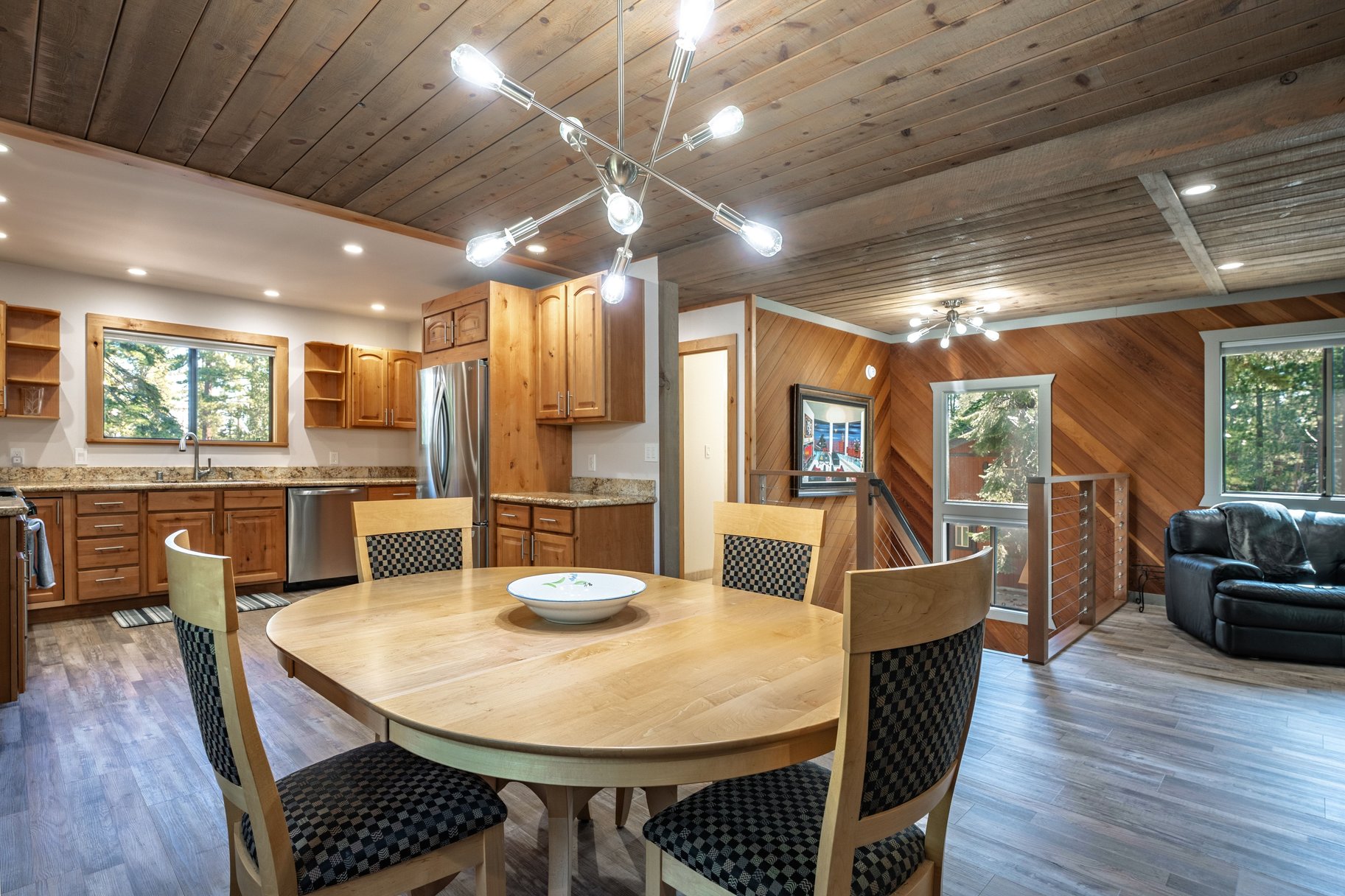  Loved and Cared For West Shore Home with Large Detached Garage and ADU Potential - 物件實景