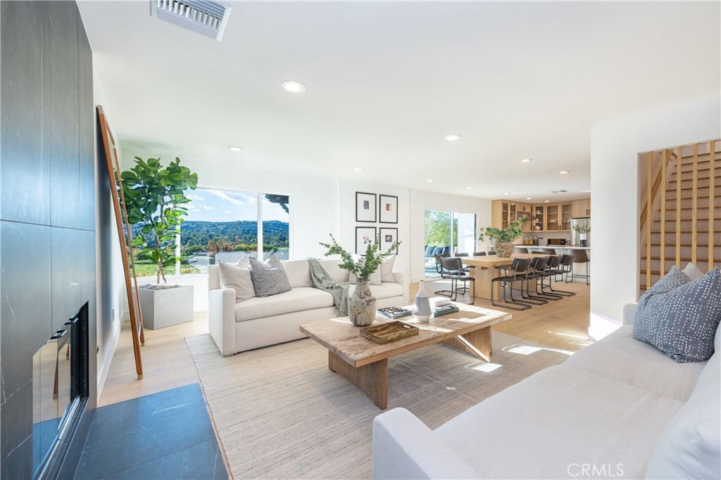 Woodland Hills, California, 91367, United States, 5 Bedrooms Bedrooms, ,4 BathroomsBathrooms,Residential,For Sale,2003511