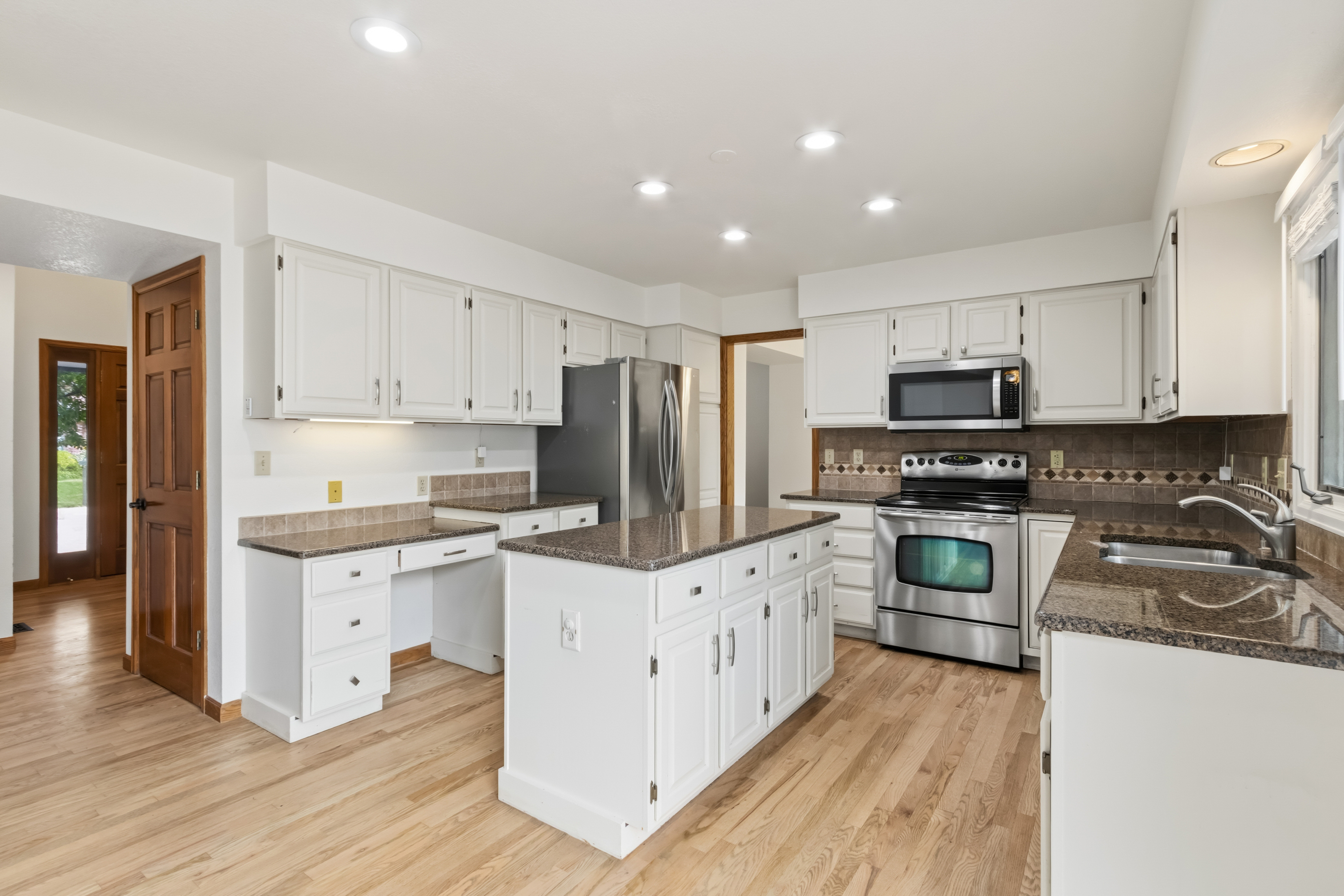  Beautifully Maintained Home in the Tree-Lined Oakridge Neighborhood - 物件實景