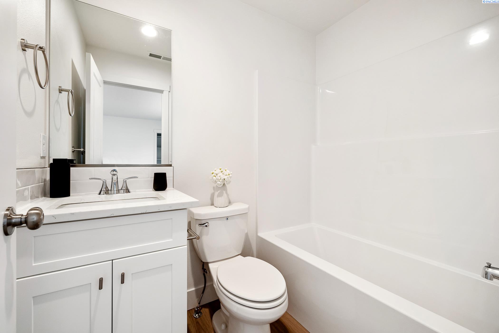 Kennewick, Washington, 99337, United States, 5 Bedrooms Bedrooms, ,Residential,For Sale,1940850