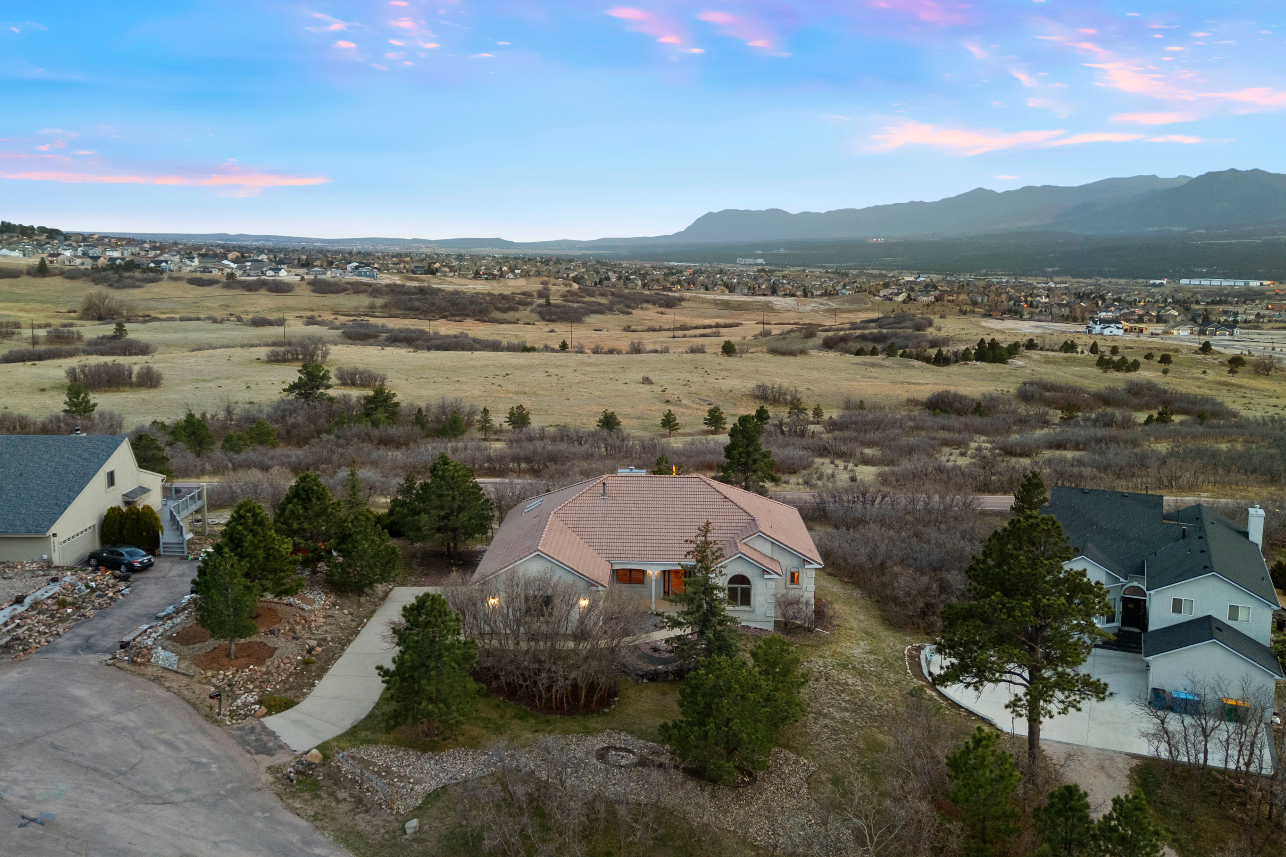  Bright & Spacious Ranch Home with Scenic Views - 物件實景