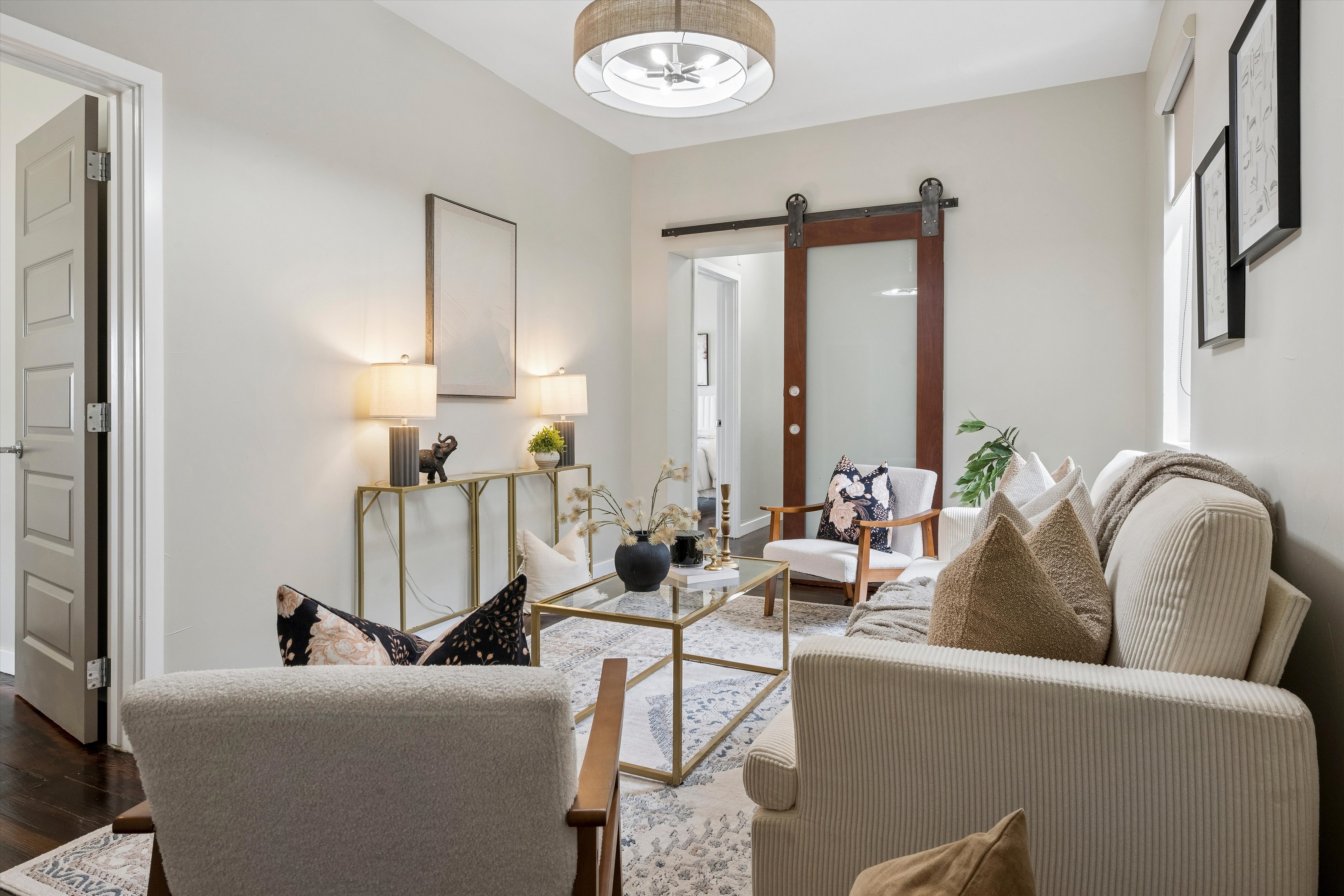  Beautifully updated residence, timeless architectural character & modern comfort - 物件實景