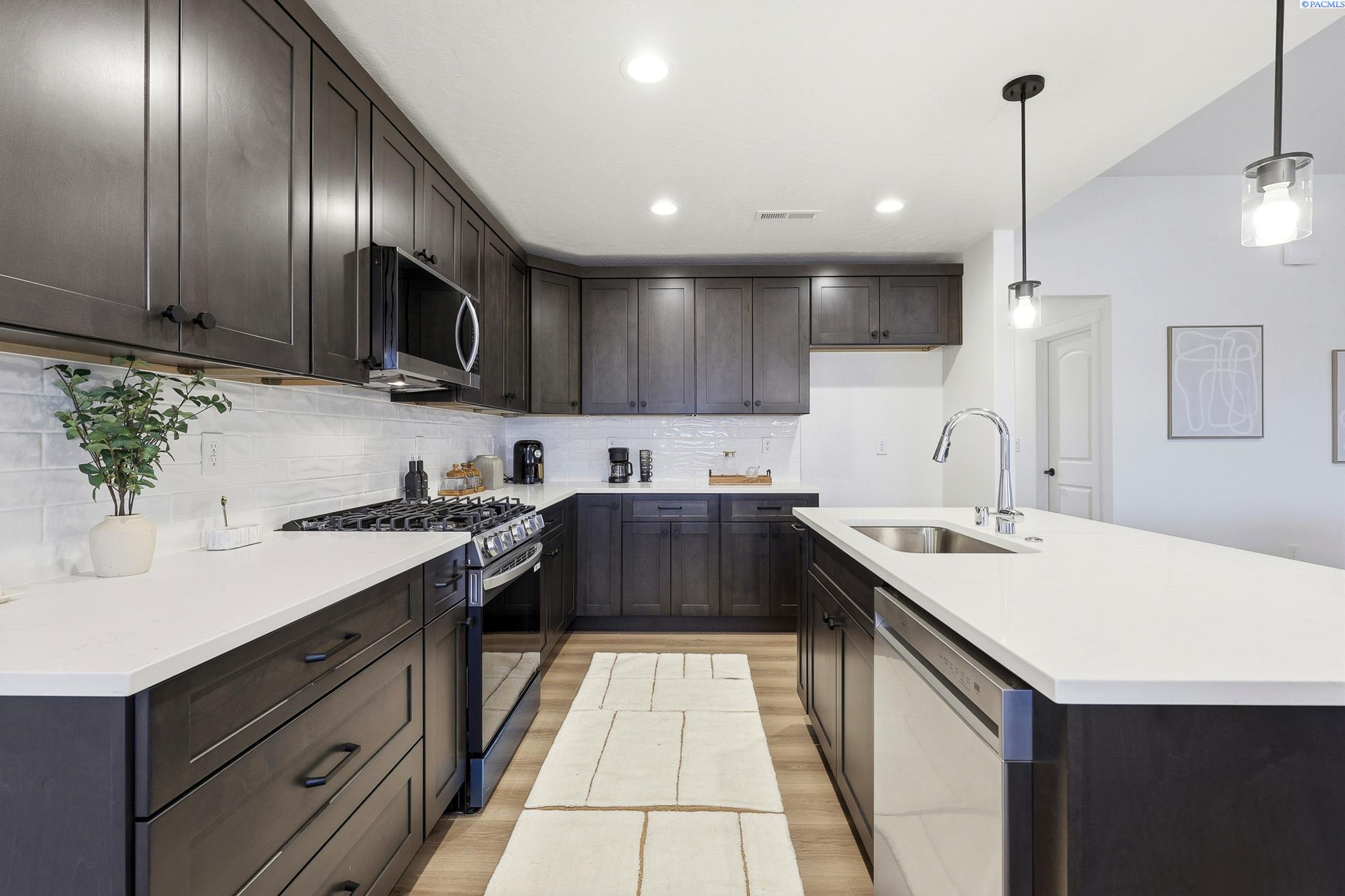 Kennewick, Washington, 99338, United States, 3 Bedrooms Bedrooms, ,2 BathroomsBathrooms,Residential,For Sale,2000655