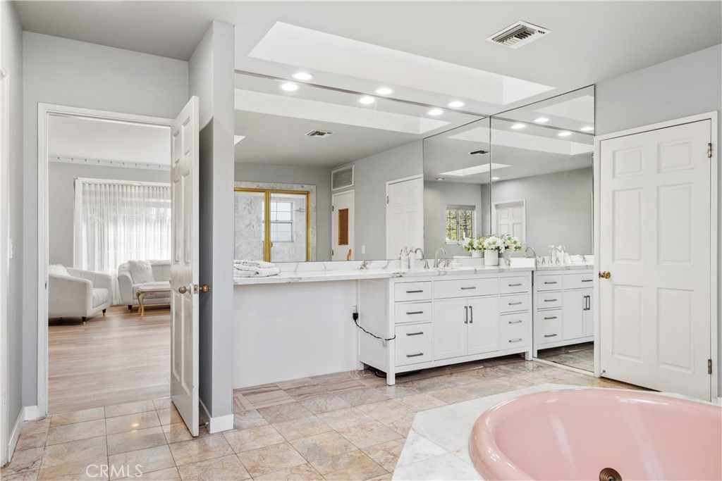 Valley Glen, California, 91401, United States, 4 Bedrooms Bedrooms, ,4 BathroomsBathrooms,Residential,For Sale,1990923