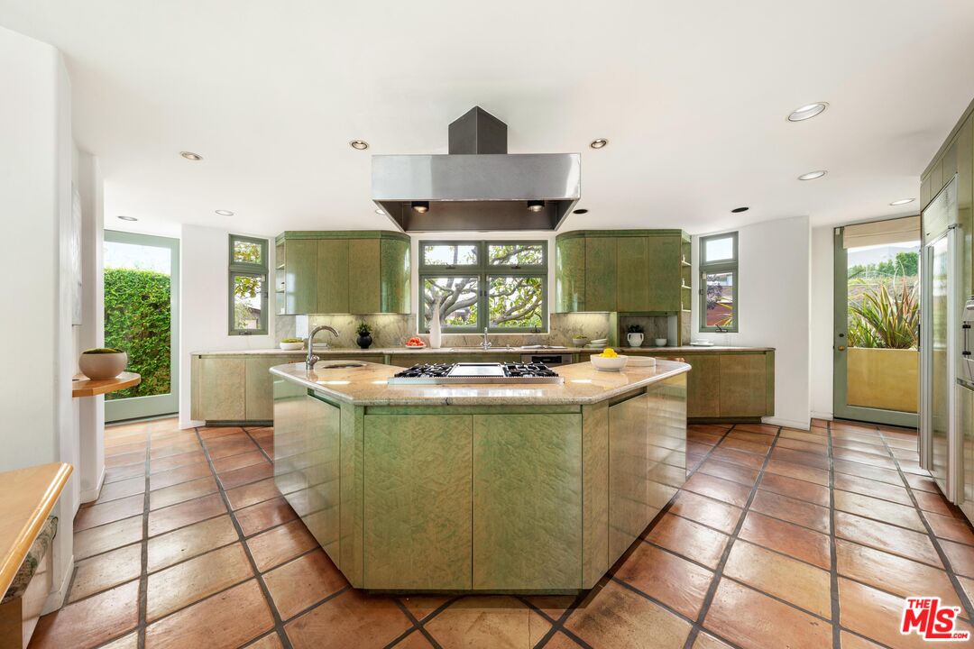 Pacific Palisades, California, 90272, United States, 4 Bedrooms Bedrooms, ,2 BathroomsBathrooms,Residential,For Sale,1770890