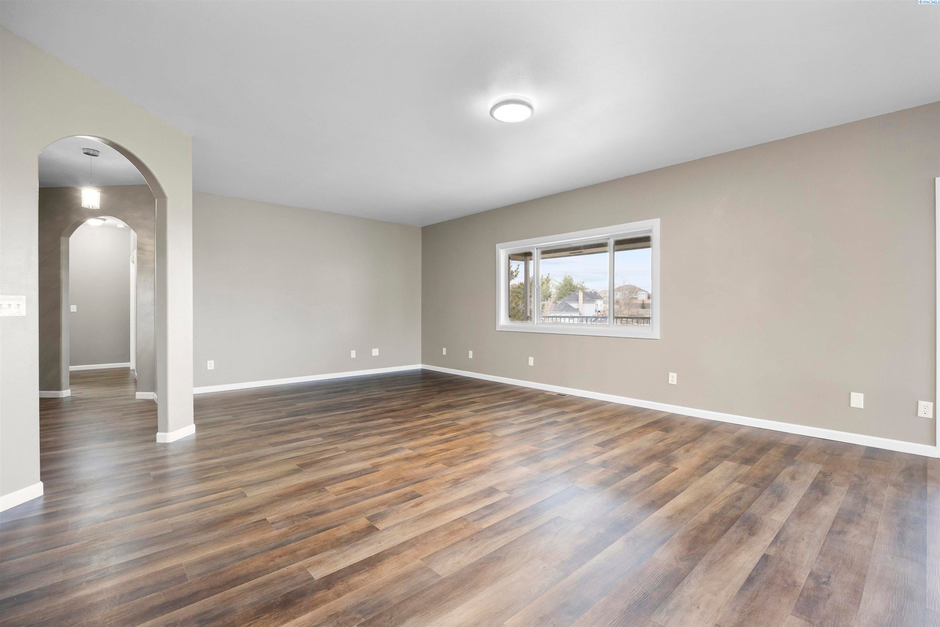 West Richland, Washington, 99353, United States, 5 Bedrooms Bedrooms, ,3 BathroomsBathrooms,Residential,For Sale,2020893