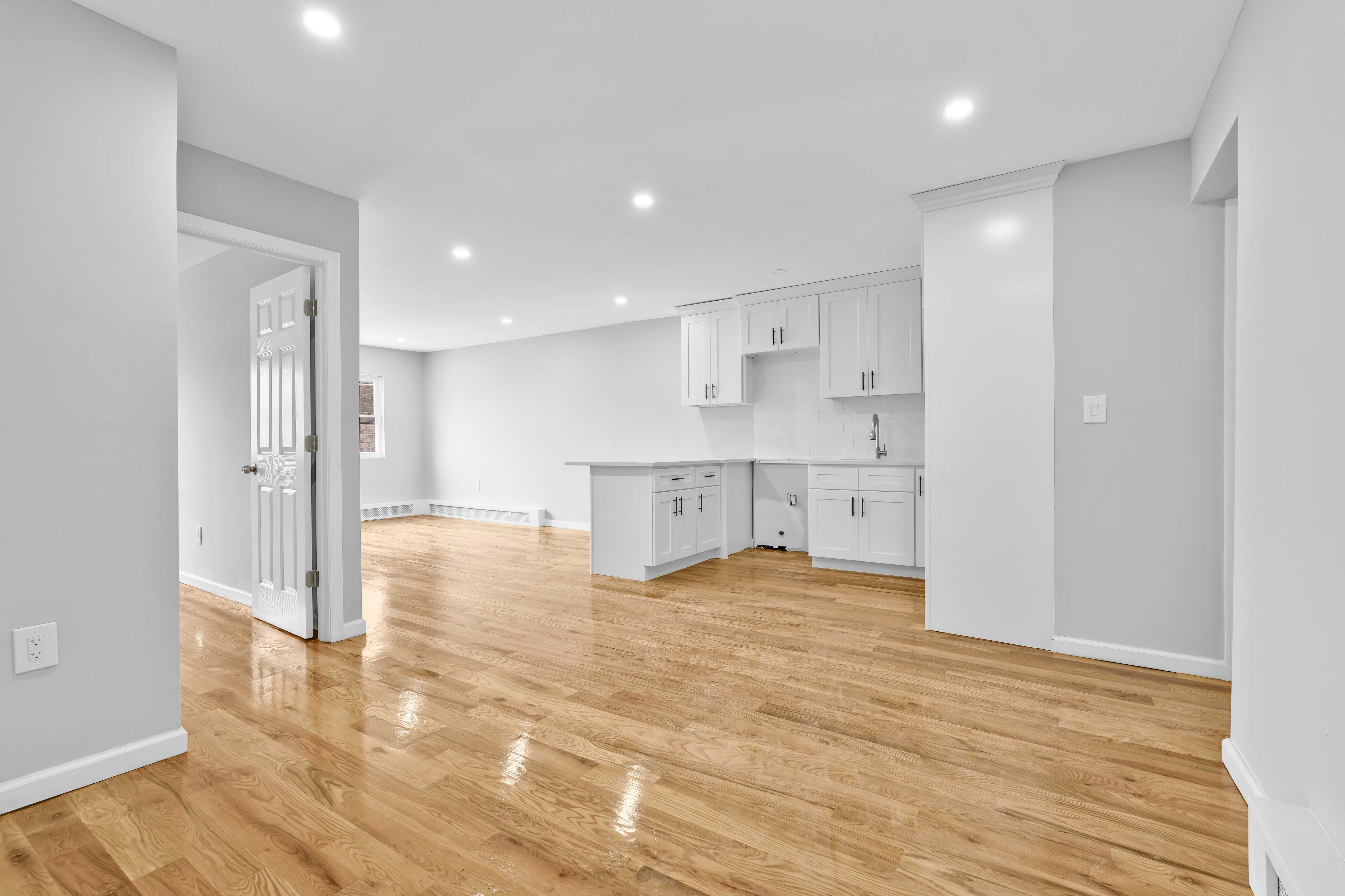 Bronx, New York, 1046, United States, 8 Bedrooms Bedrooms, ,5 BathroomsBathrooms,Residential,For Sale,1921443