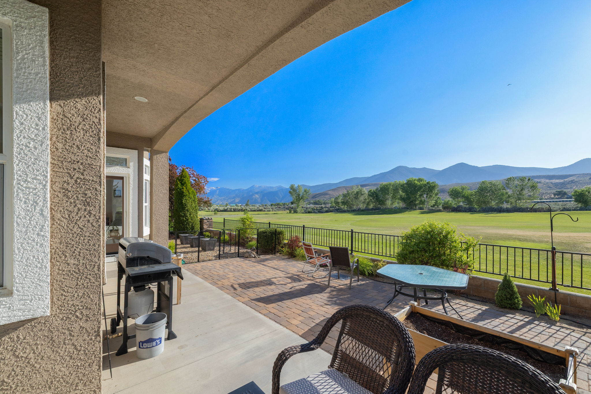 Refined Minden Living with Designer Touches and Captivating Mountain Views - 物件實景
