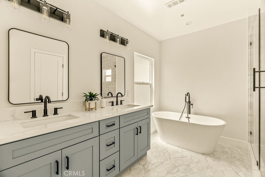 Los Angeles, California, 90018, United States, 3 Bedrooms Bedrooms, ,2 BathroomsBathrooms,Residential,For Sale,1905808