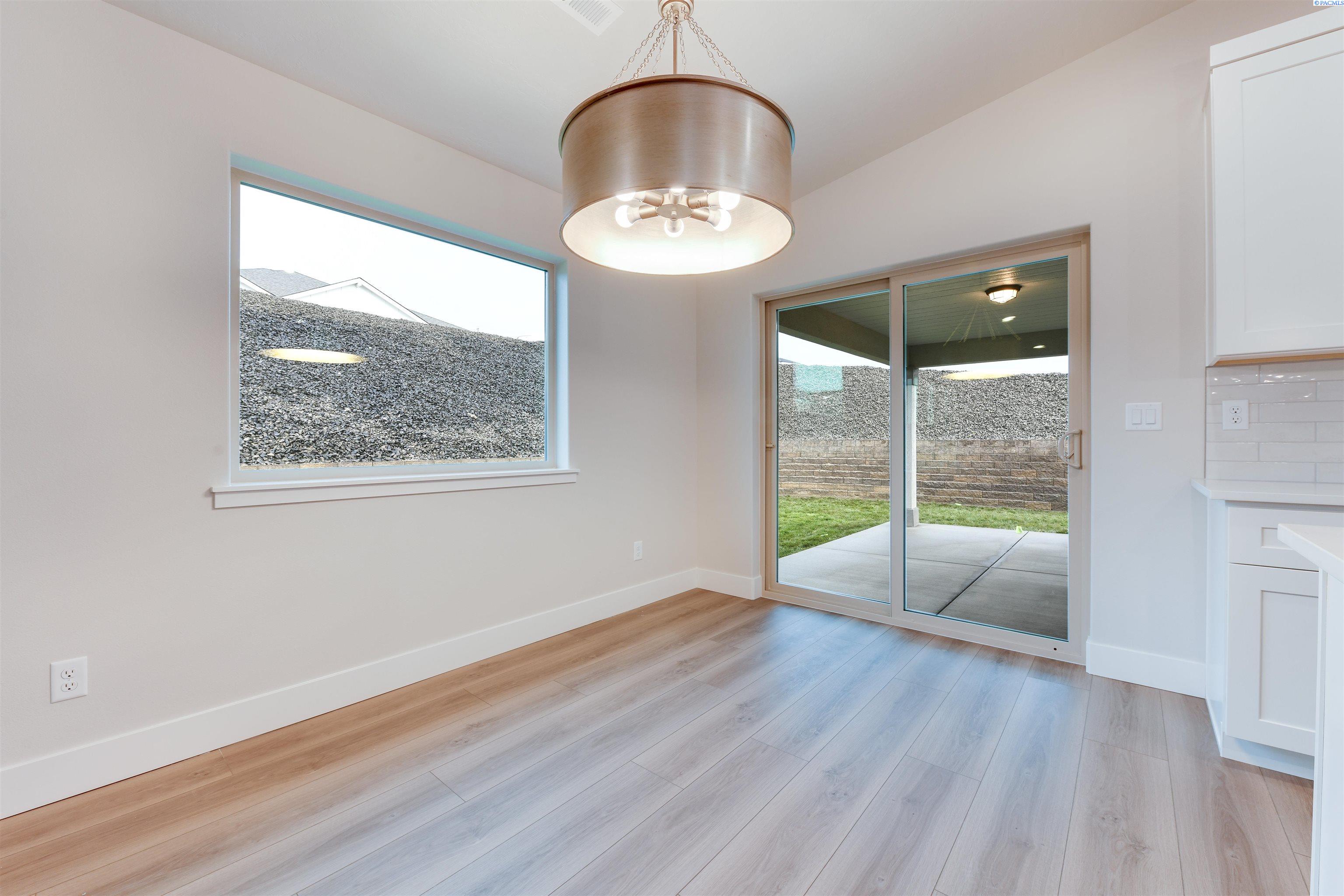 Kennewick, Washington, 99338, United States, 4 Bedrooms Bedrooms, ,1 BathroomBathrooms,Residential,For Sale,1933332