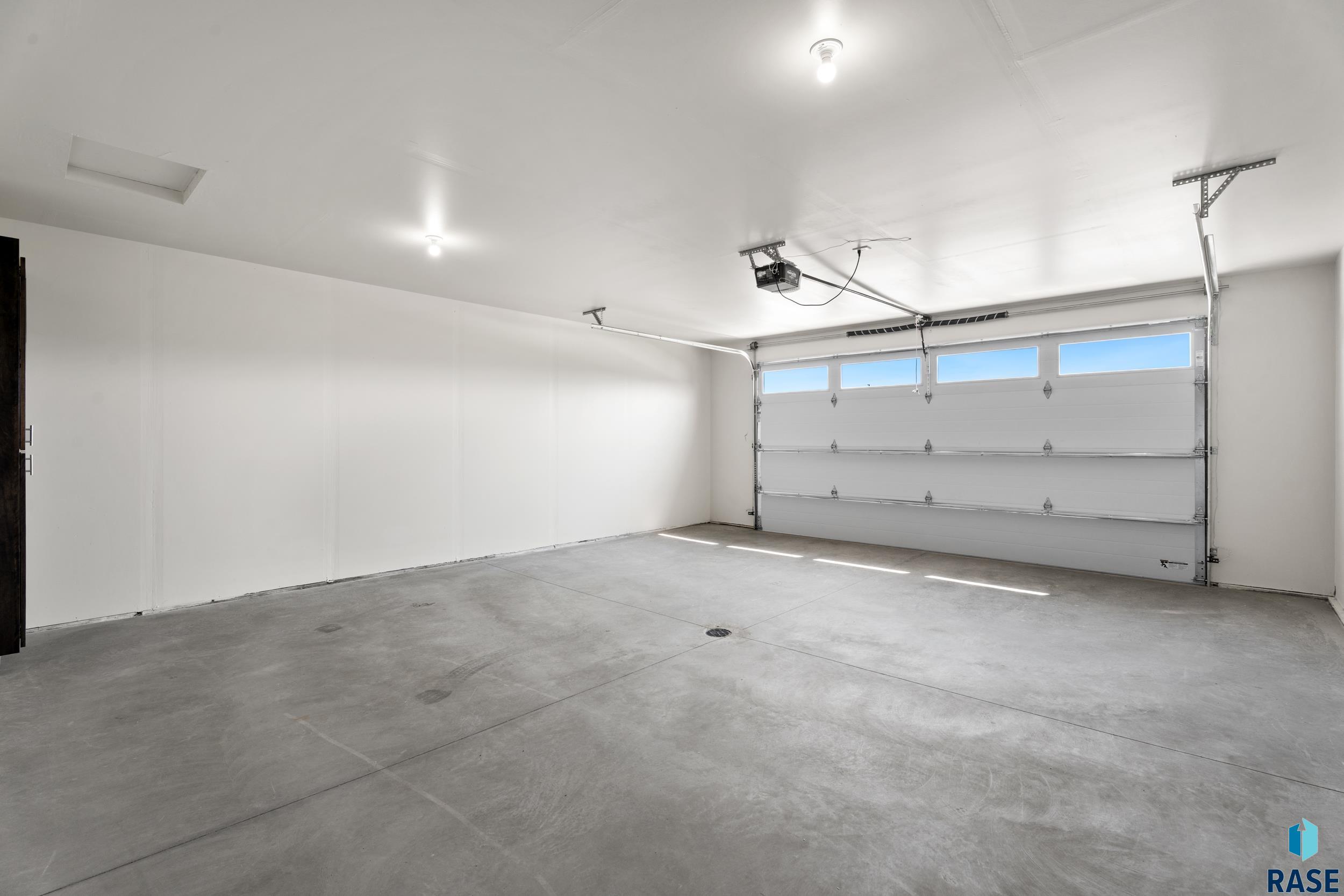 Sioux Falls, South Dakota, 57110, United States, 4 Bedrooms Bedrooms, ,2 BathroomsBathrooms,Residential,For Sale,1982454