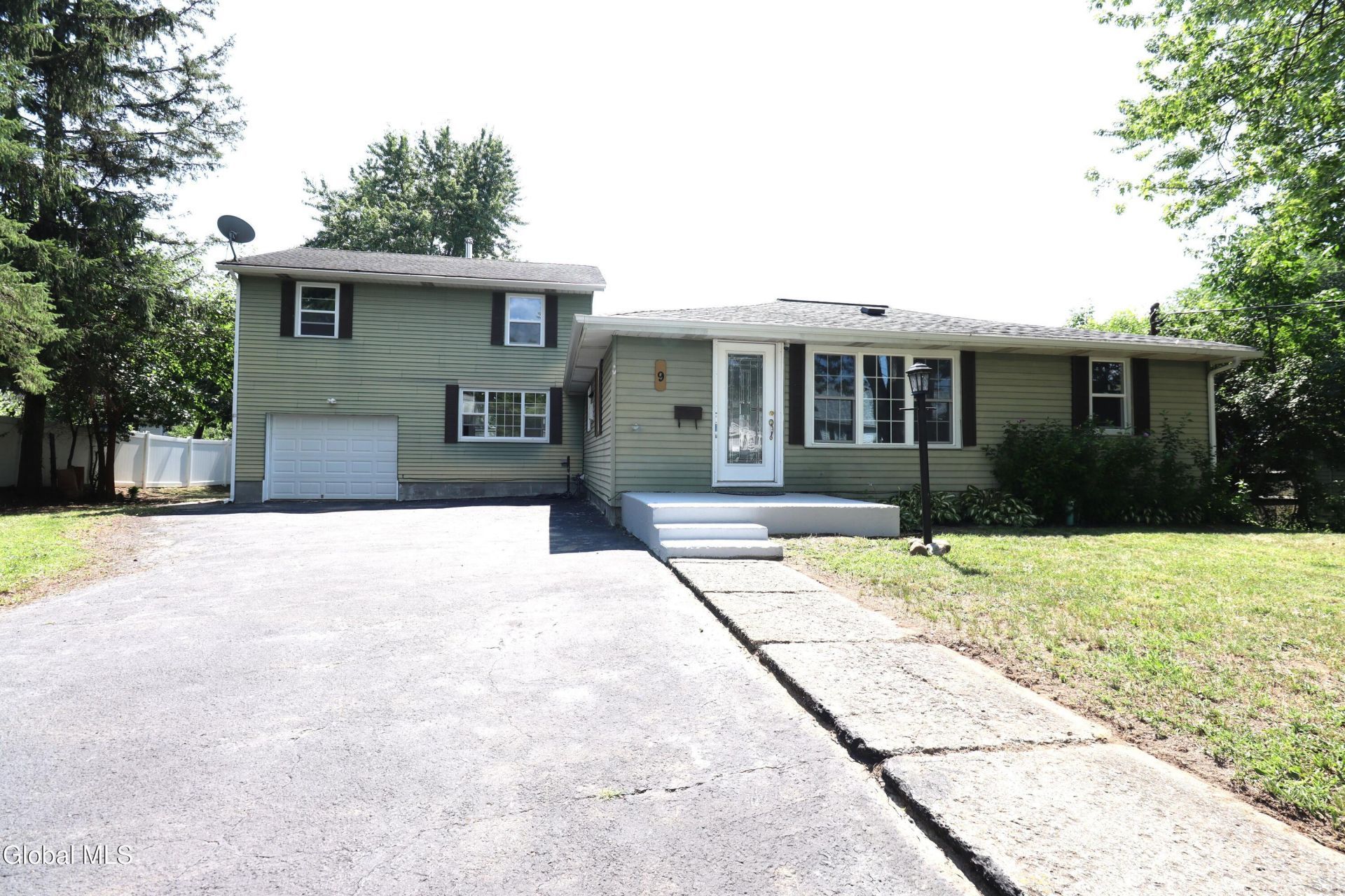 Rhode Island Ave, Rensselaer, NY 12144