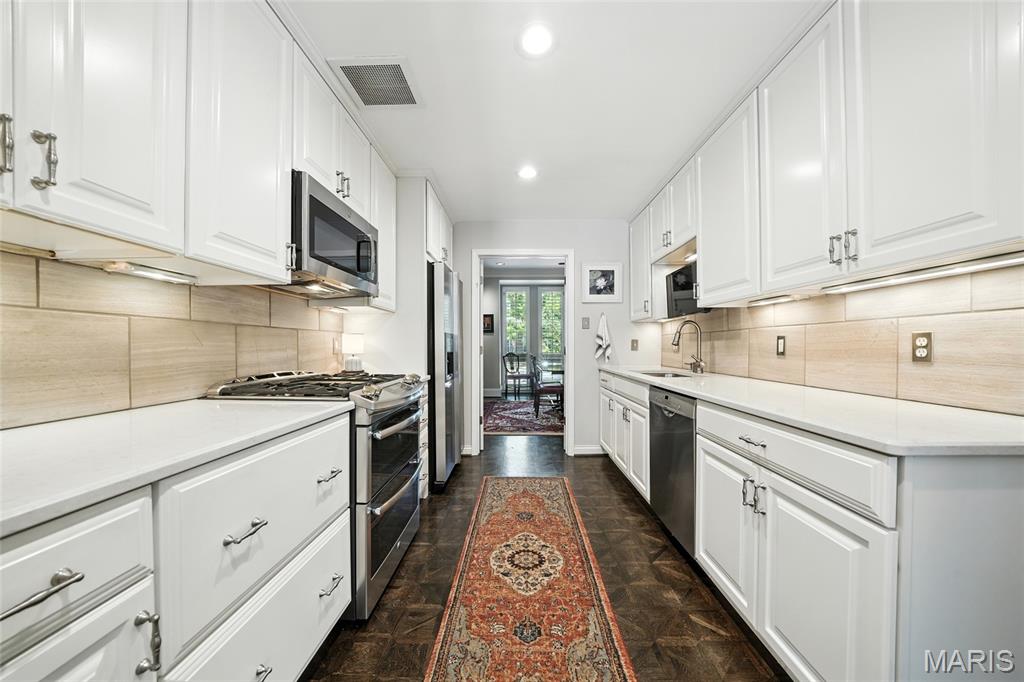 St Louis, Missouri, 63108, United States, 4 Bedrooms Bedrooms, ,5 BathroomsBathrooms,Residential,For Sale,1941664