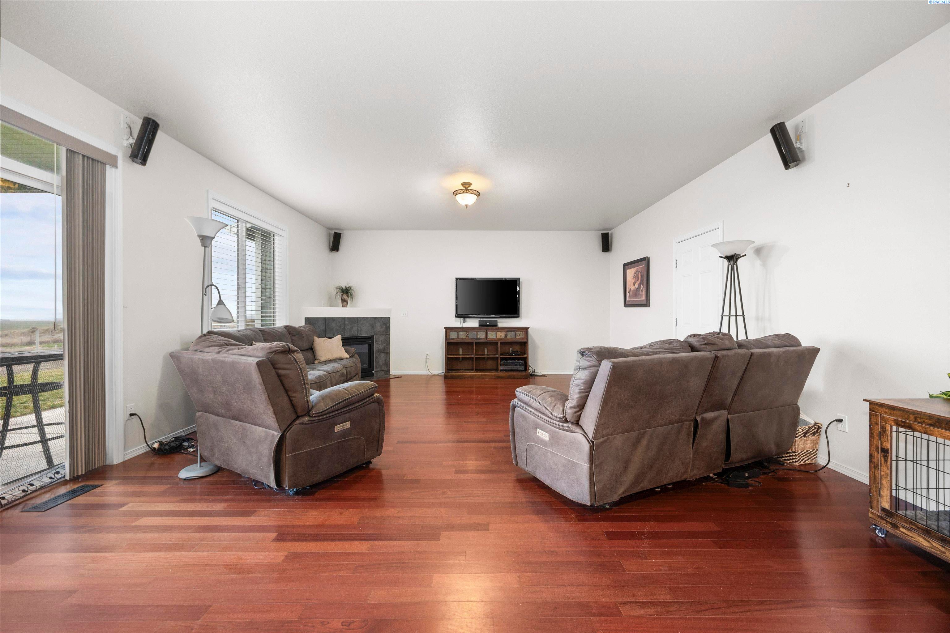Eltopia, Washington, 99330, United States, 5 Bedrooms Bedrooms, ,4 BathroomsBathrooms,Residential,For Sale,2012124