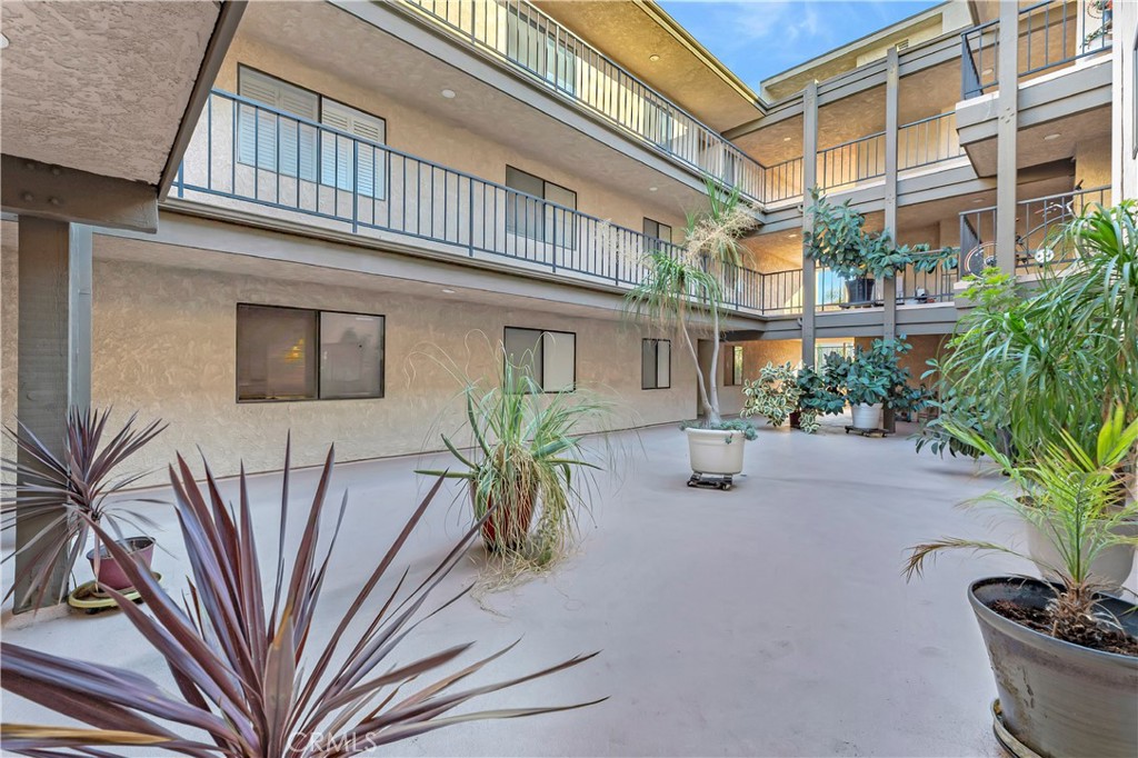 Long Beach, California, 90814, United States, 2 Bedrooms Bedrooms, ,1 BathroomBathrooms,Residential,For Sale,1989158