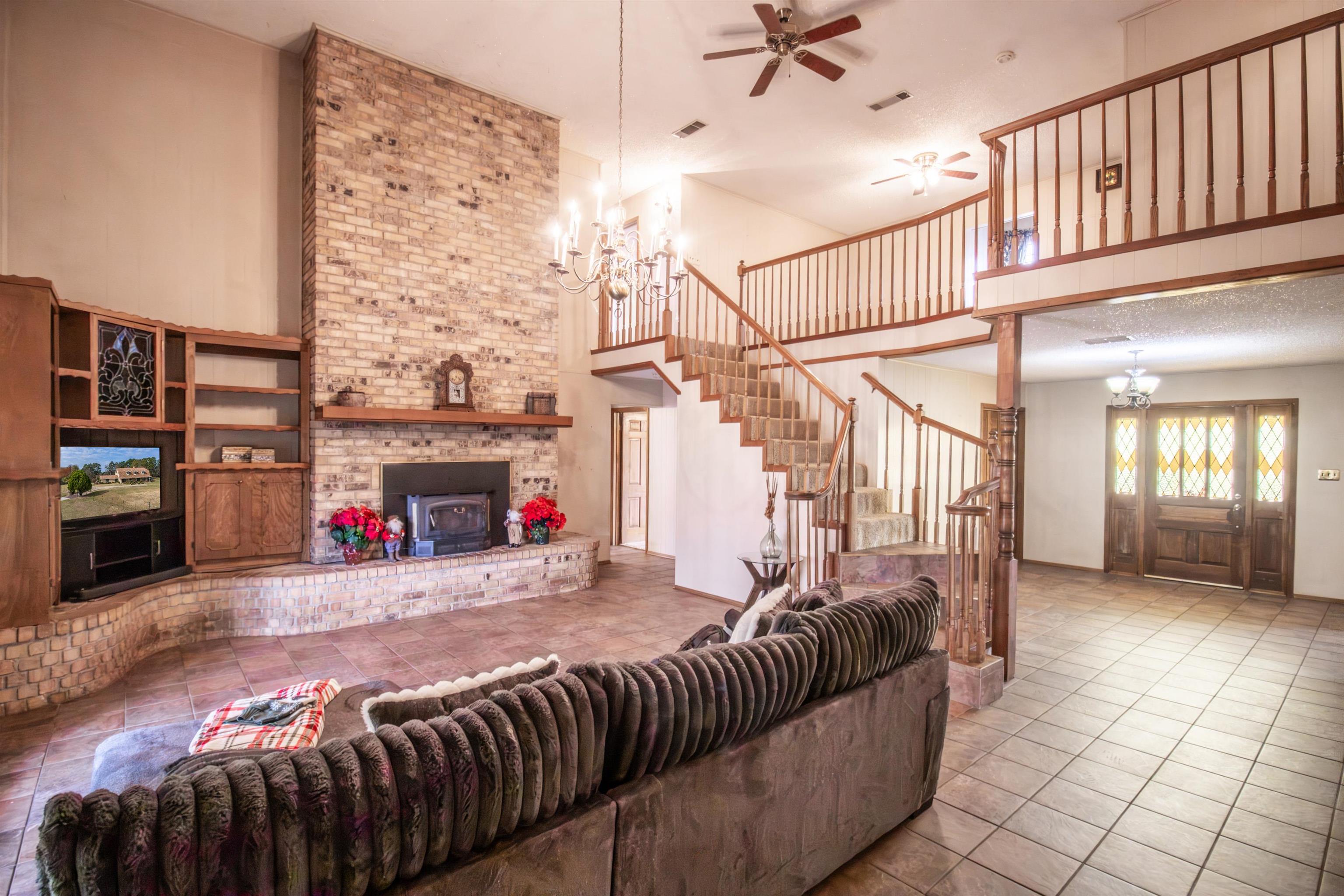 Marshall, Texas, 75670, United States, 5 Bedrooms Bedrooms, ,4 BathroomsBathrooms,Residential,For Sale,1996423