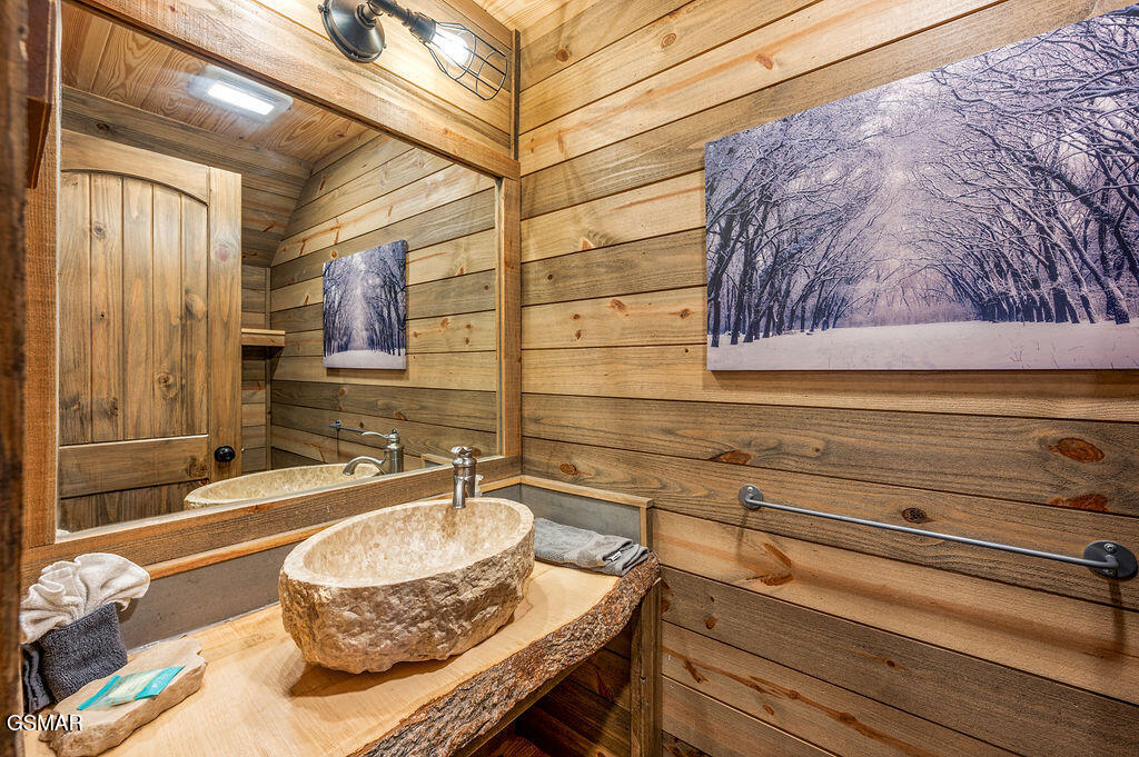 Sevierville, Tennessee, 37876, United States, 4 Bedrooms Bedrooms, ,6 BathroomsBathrooms,Residential,For Sale,2008845