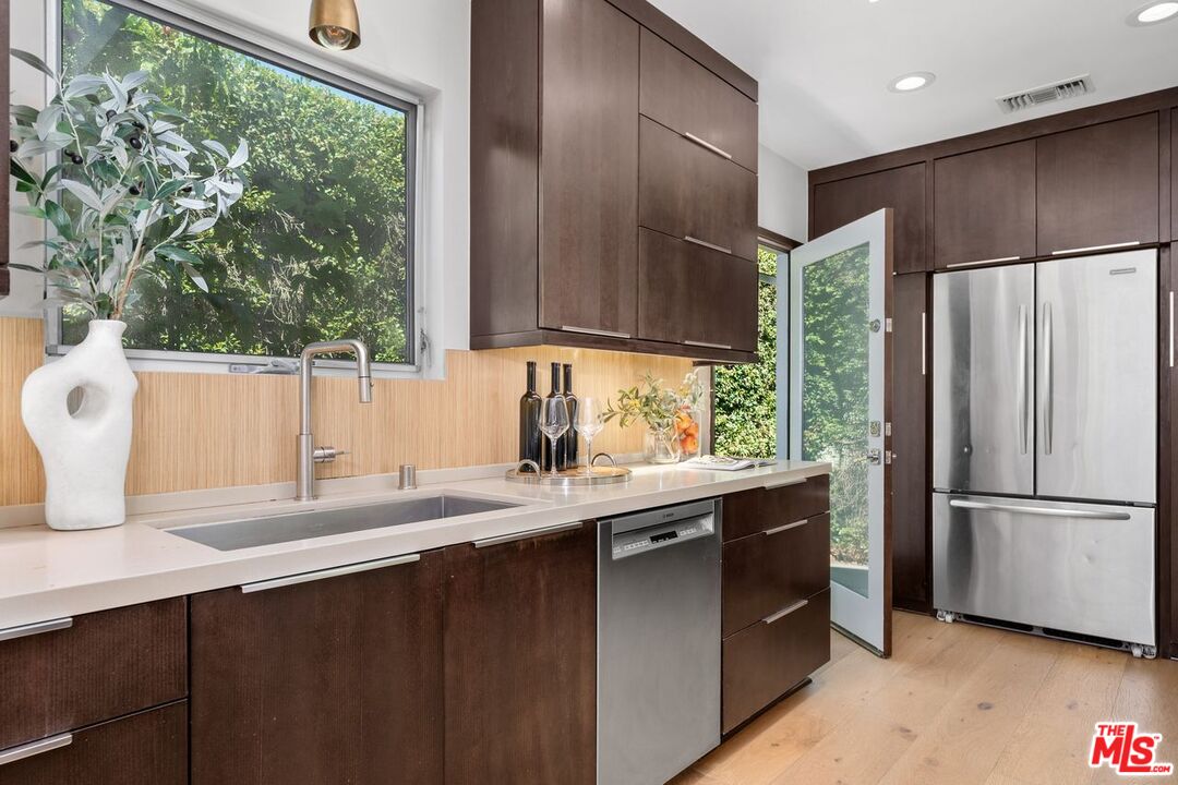 Los Angeles, California, 90064, United States, 3 Bedrooms Bedrooms, ,4 BathroomsBathrooms,Residential,For Sale,1940581