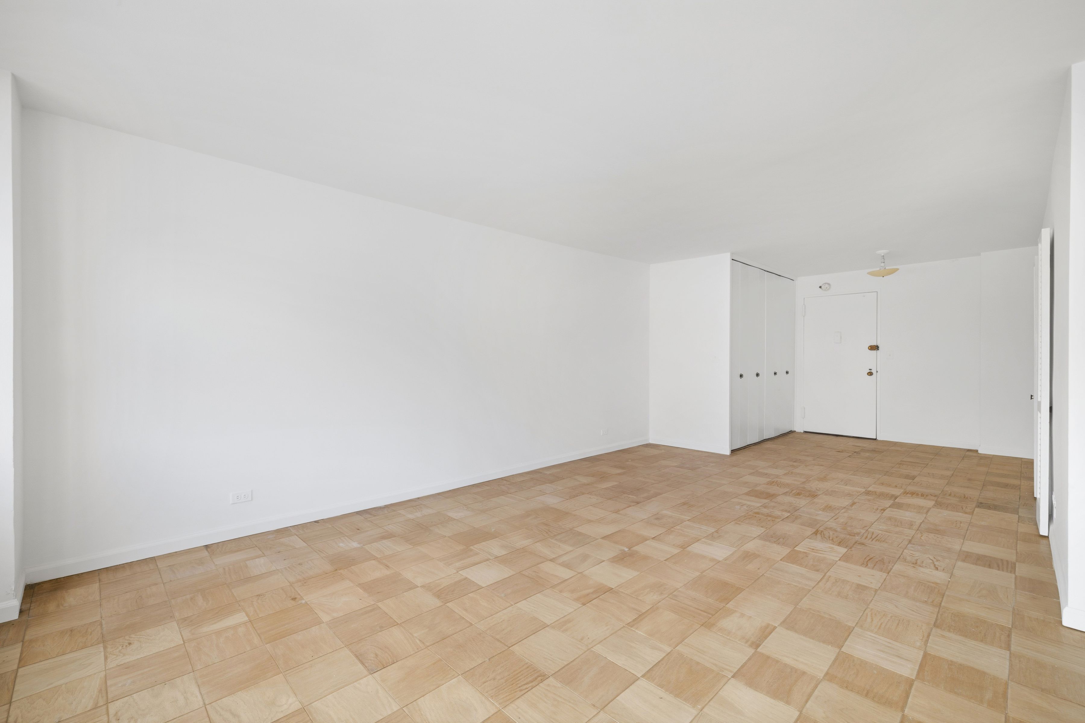  Very Bright Alcove Studio - Needs TLC - 物件實景