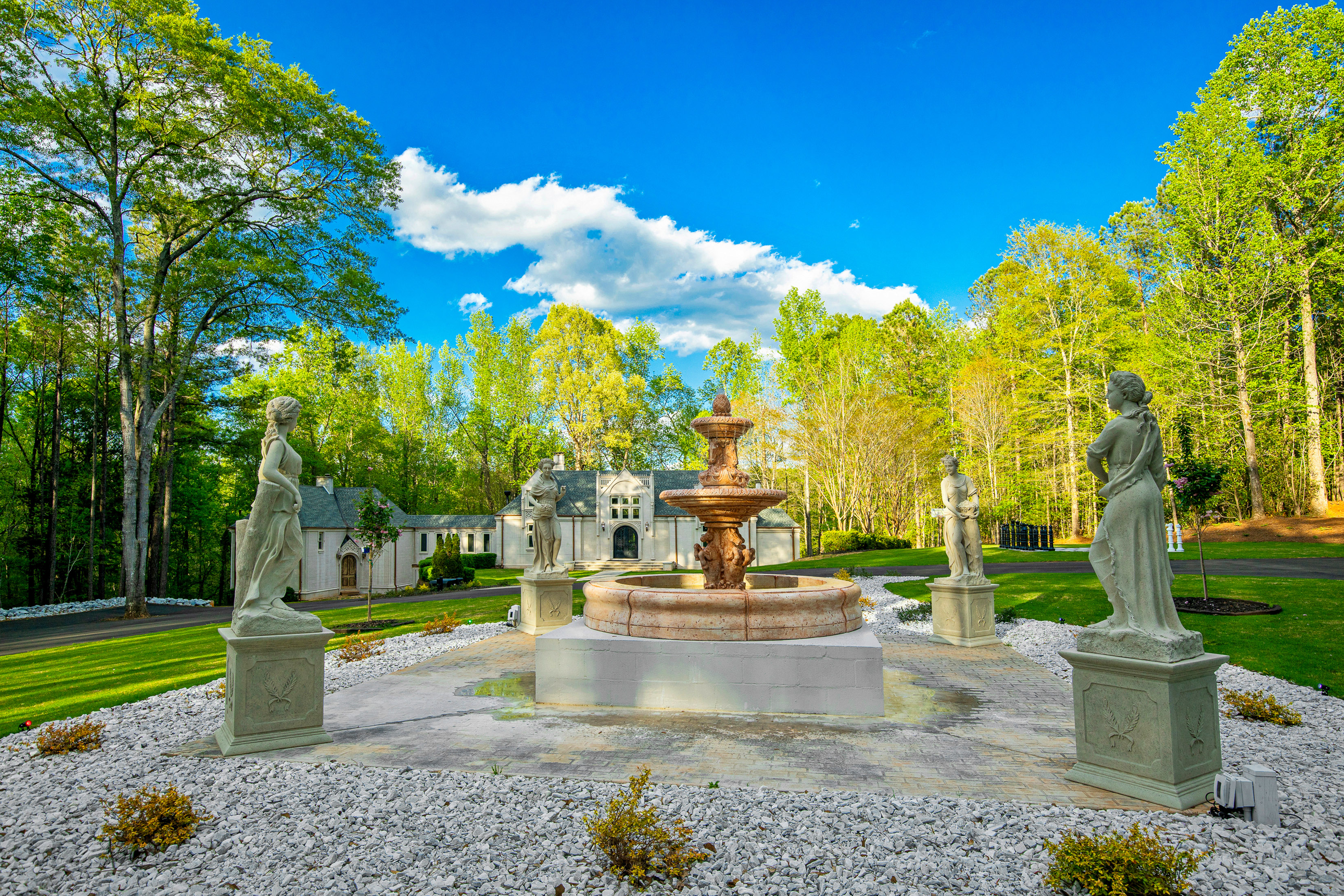  Secluded Sophistication on Over Six Acres with Winding Creek - 物件實景